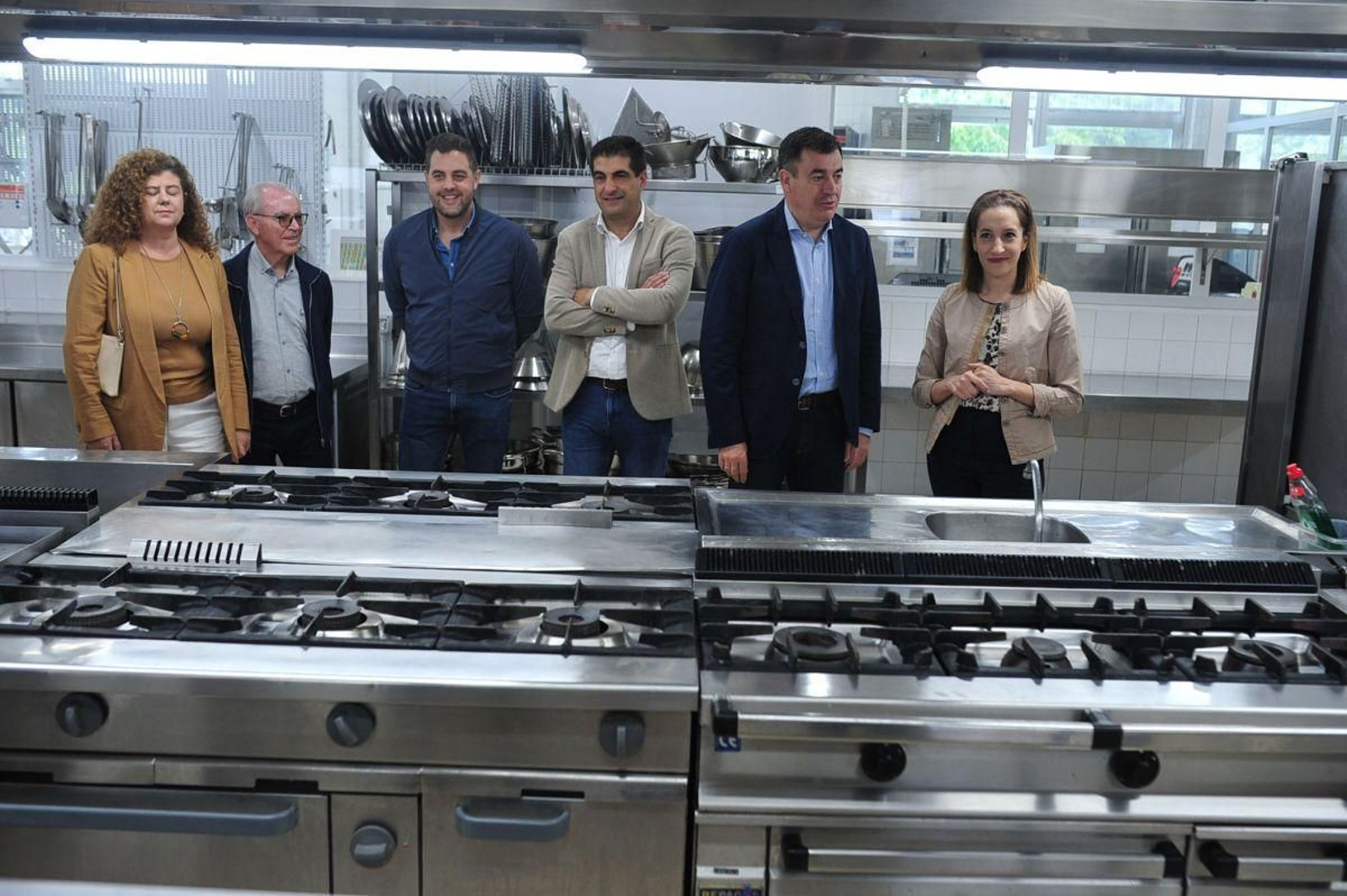 El conselleiro de Educación, Román Rodríguez, segundo por la derecha, visitó ayer el centro. JOSÉ PAZ