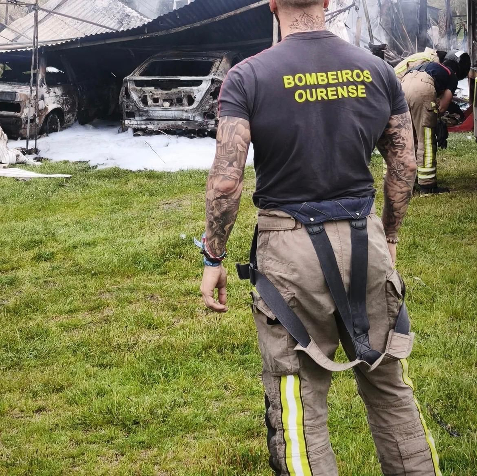 Galería | Calcinados tres coches por un incendio en A Rabaza durante la madrugada
