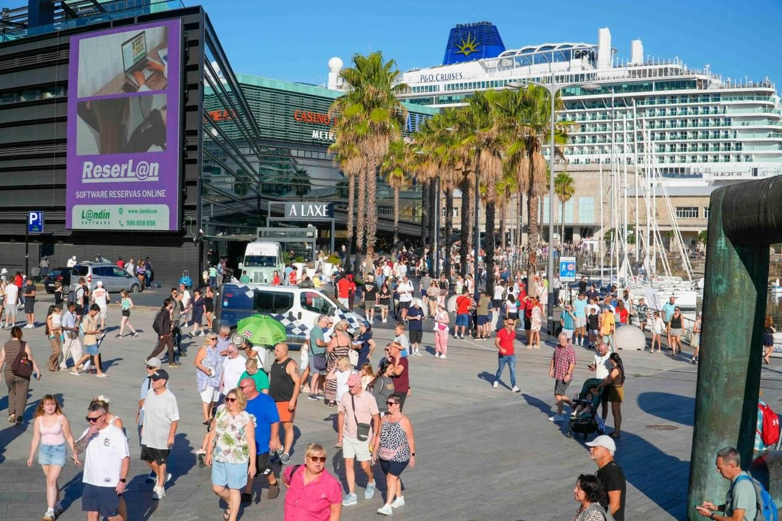 Galería | Vigo se llena de cruceristas en una jornada histórica