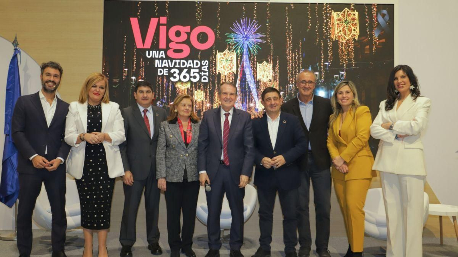Caballero, en Fitur con los periodistas Luis García-Rey y Paula Montes y con la presencia de los alcaldes de Redondela y Nigrán, entre otros.