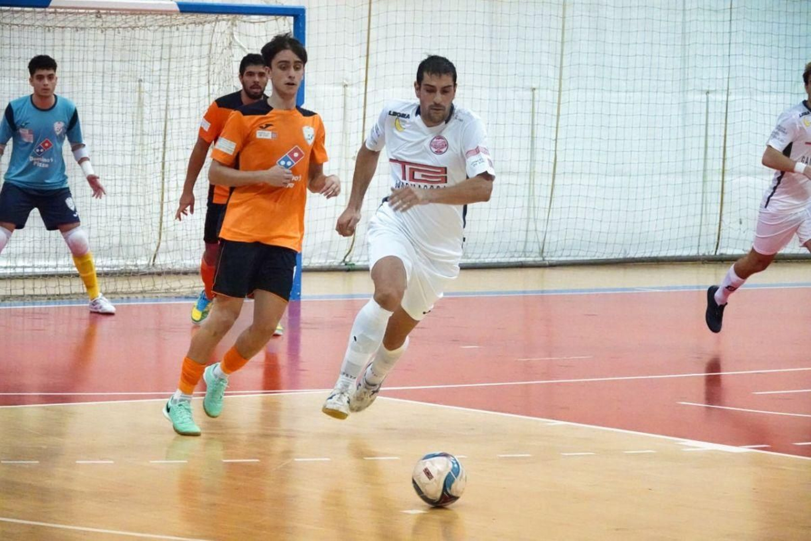 El pabellón de As Travesas albergó ayer un emocionante derbi vigués.