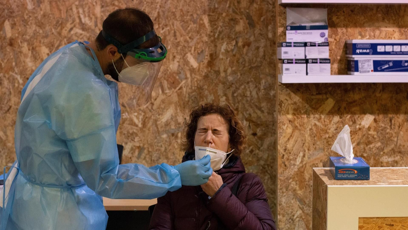 Un sanitario realizando un test de diagnóstico.