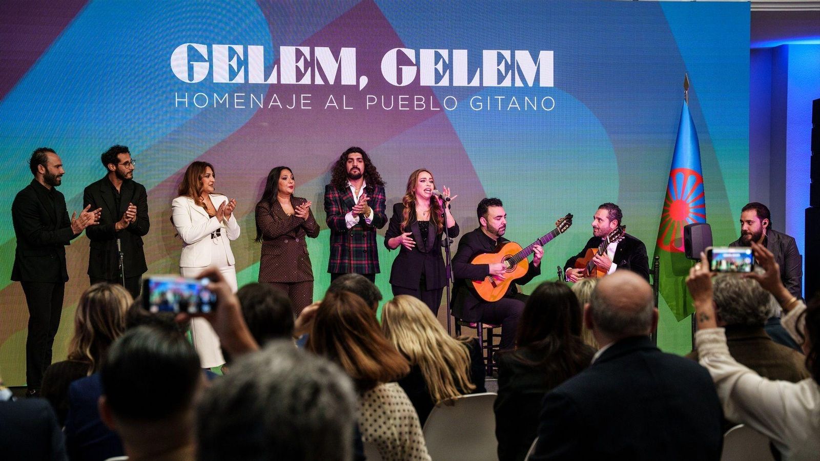 El cantaor Israel Fernández y las cantaoras María Terremoto y Anabel Valencia actúan durante el acto de homenaje al pueblo gitano con motivo del 600 aniversario de su llegada a España.