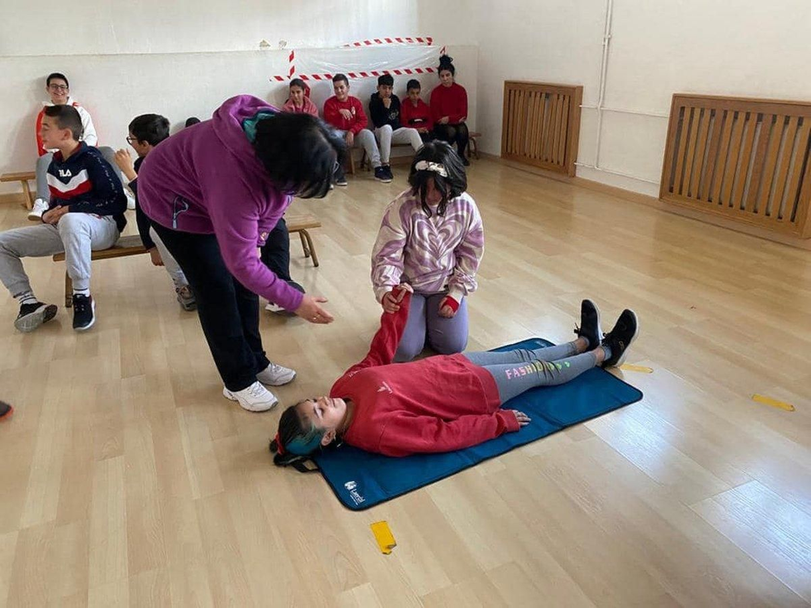 Virxe de Covadonga. Los mayores del colegio aprendieron, a través de una amena charla sobre primeros auxilios, a socorrer a las personas de diferentes maneras y según los problemas que haya tenido cada uno.