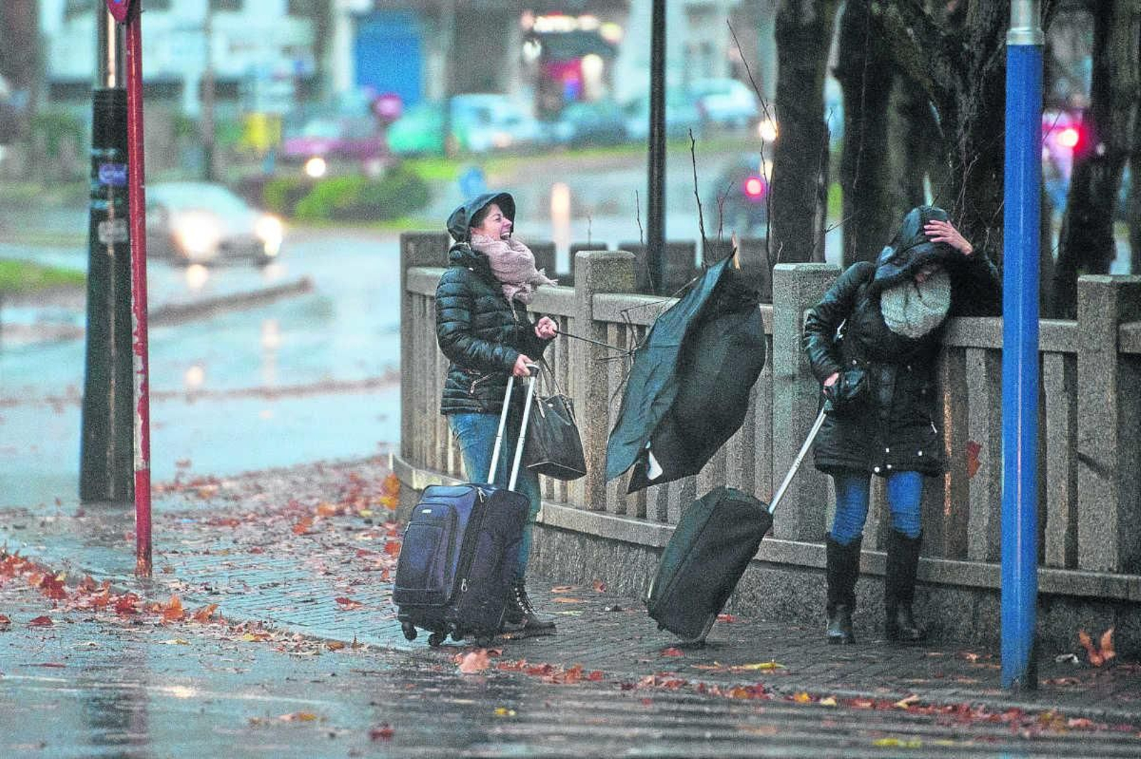 Dos ourensanas lidian con los efectos del viento en una imagen de hace un par de inviernos. (Foto: Óscar Pinal)