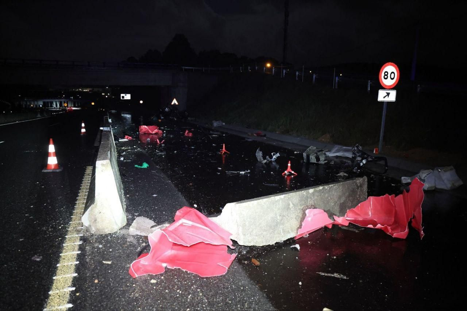 Los restos del coche siniestrado en Tui por la carretera y el destrozo causado a las vallas.
