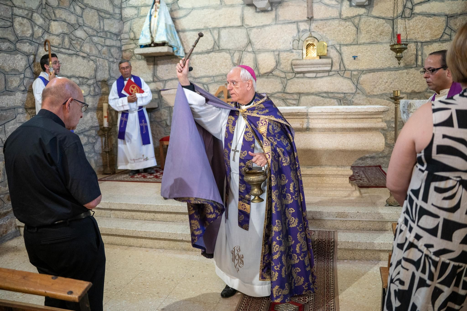 Momentos del acto de purificación y bendición celebrado en la iglesia parroquial de Parada de Ribeira tras la sustracción de sus piezas litúrgicas