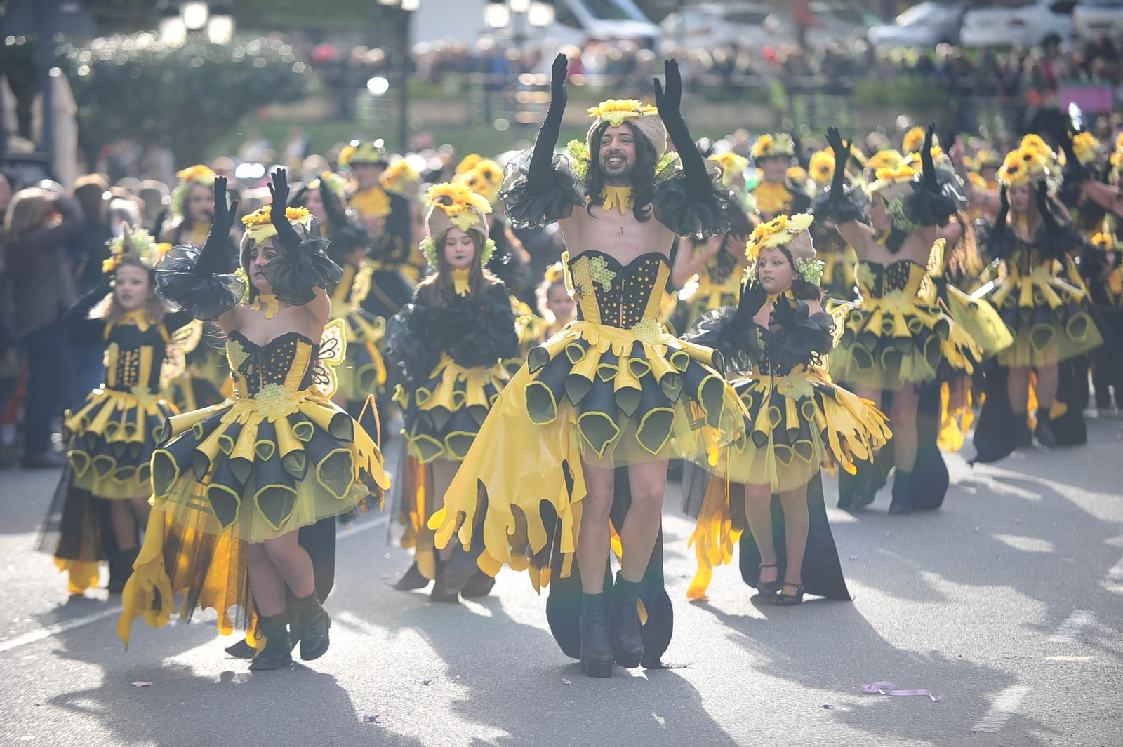 Galería | Color y retranca se pasean por las calles de A Valenzá durante su Martes de Entroido