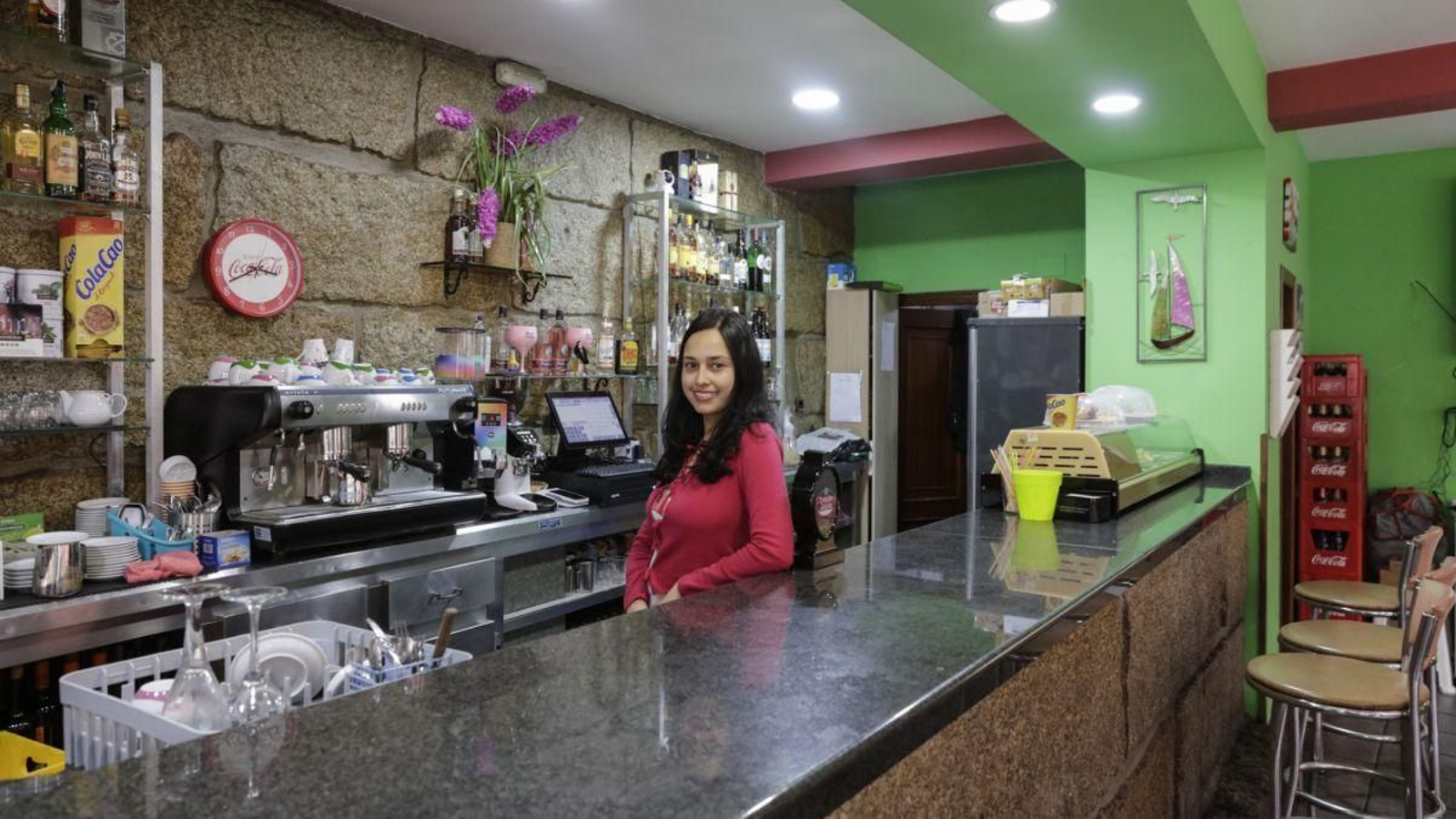 Maryuri  Johana en el Café Bar A Esquiniña en la calle Río Navea de Ourense.