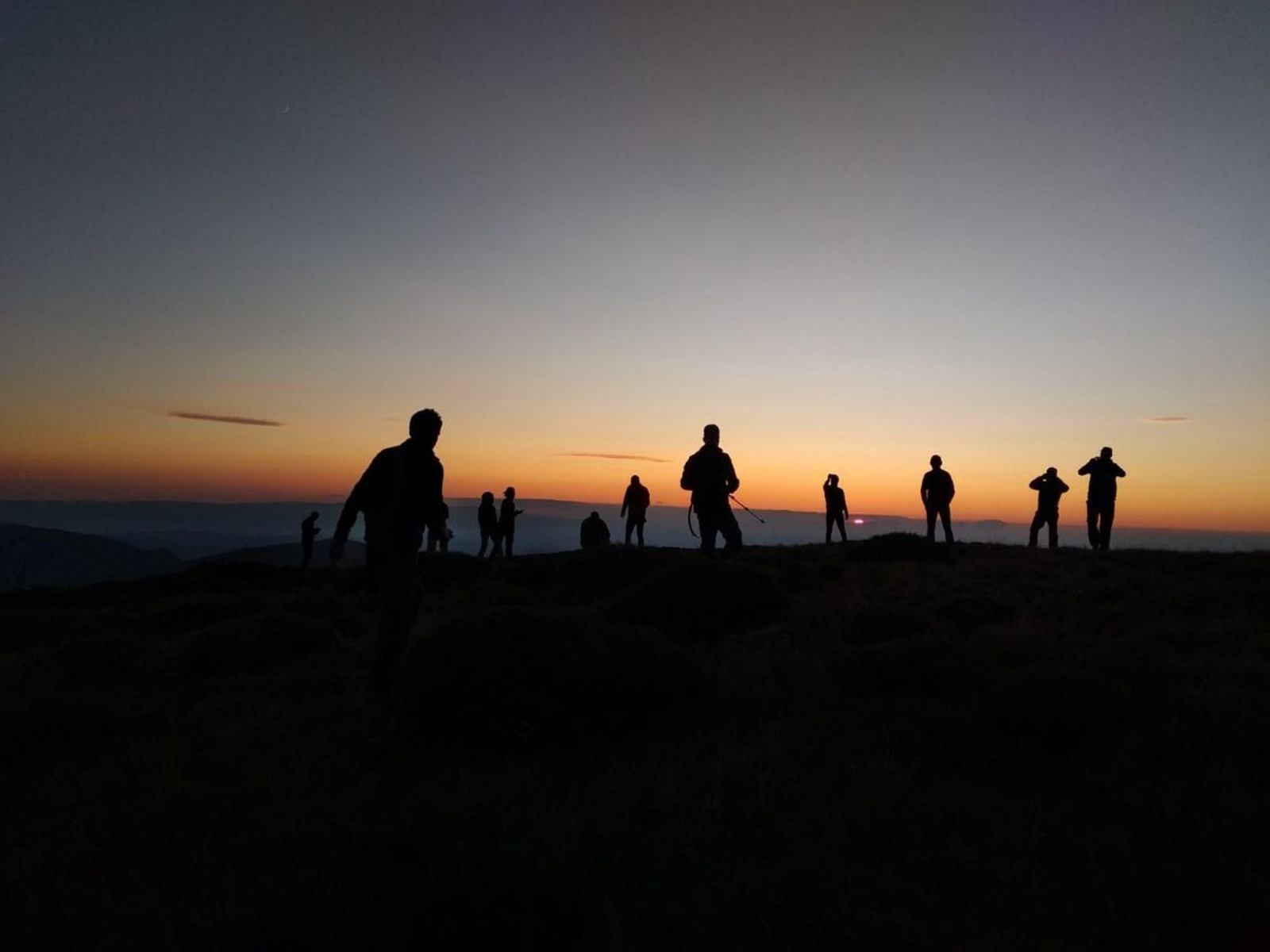 Un grupo de montañeros aprovechando las últimas horas del día.