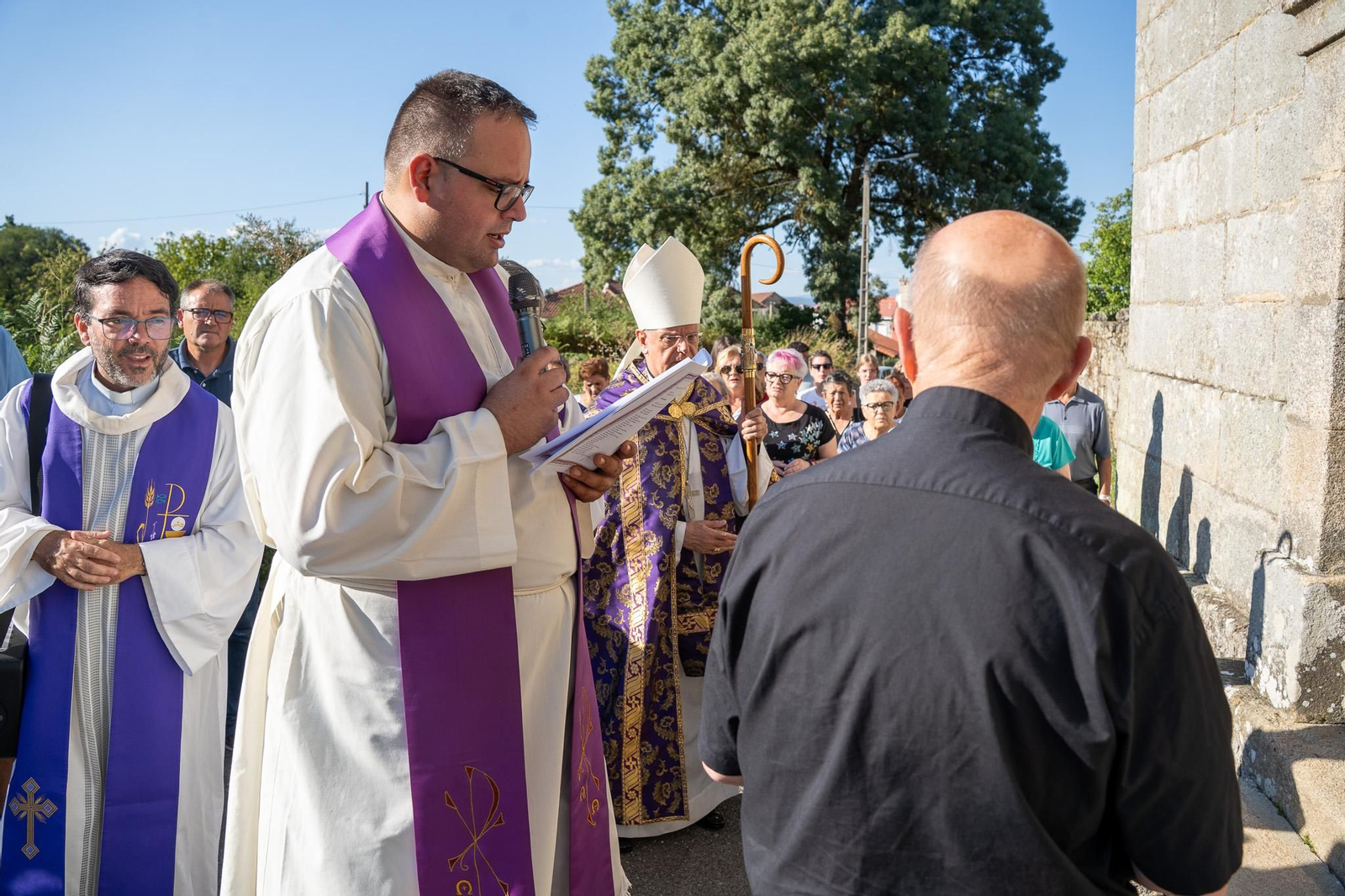 Momentos del acto de purificación y bendición celebrado en la iglesia parroquial de Parada de Ribeira tras la sustracción de sus piezas litúrgicas
