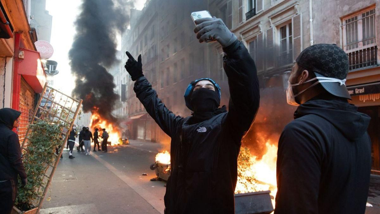 Varias personas protestan cerca de la plaza de la República de París entre incendios y barricadas.