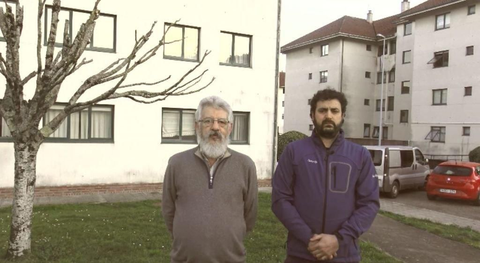 Concejales del grupo municipal de GañaMos presentando el proyecto en San Eleuterio.