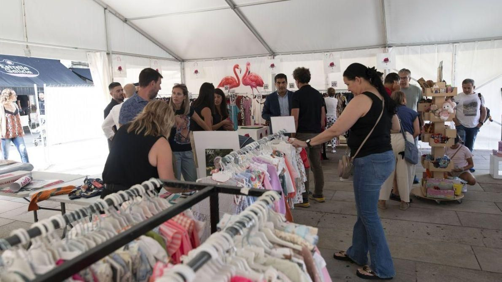 Asistentes a la Feira do Stock buscan la prenda perfecta en uno de los stands.