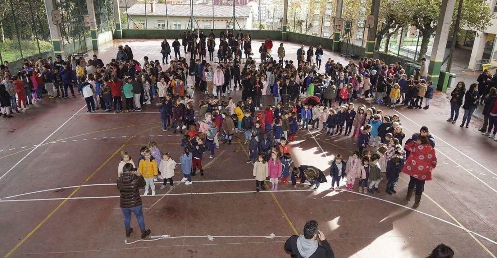 Los alumnos formaron en el patio el número 70 y participaron en múltiples actos.
