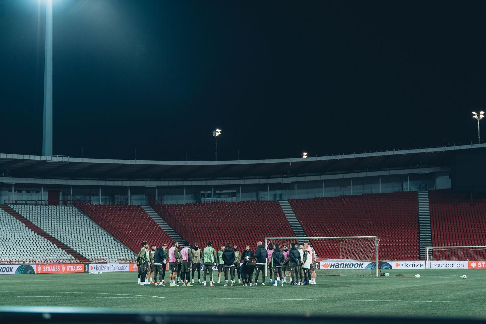 Plantilla y cuerpo técnico del Celta atienden a la charla del entrenamiento ayer en el pequeño Maracaná.