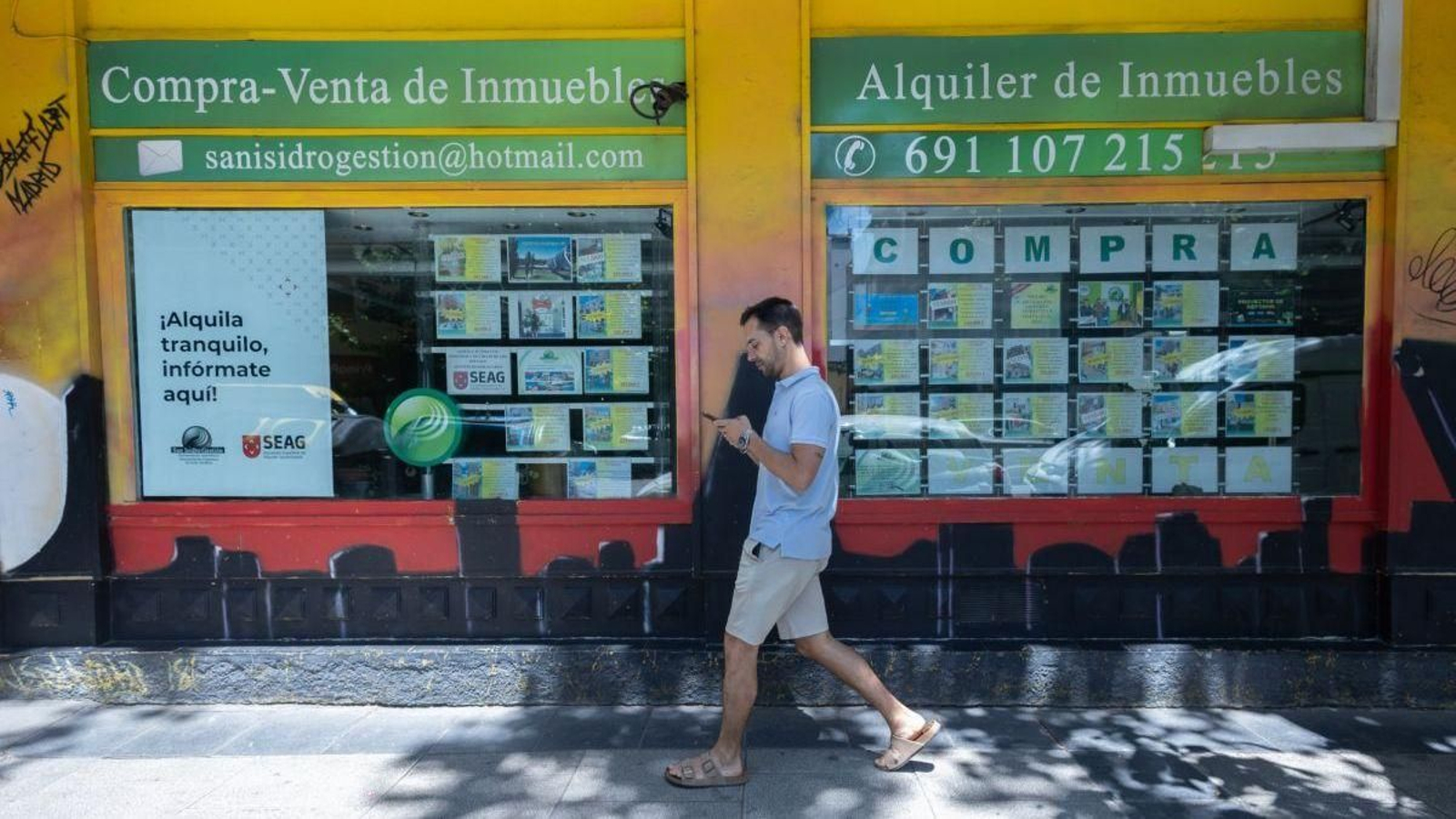 Escaparate de una inmobiliaria en Madrid.