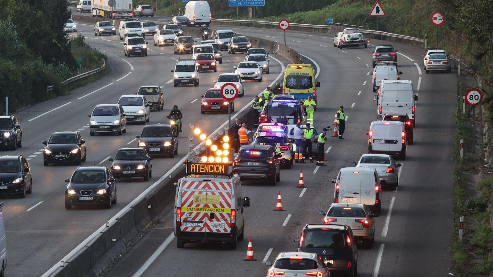 Retenciones en la A-55, este martes. // Alberte