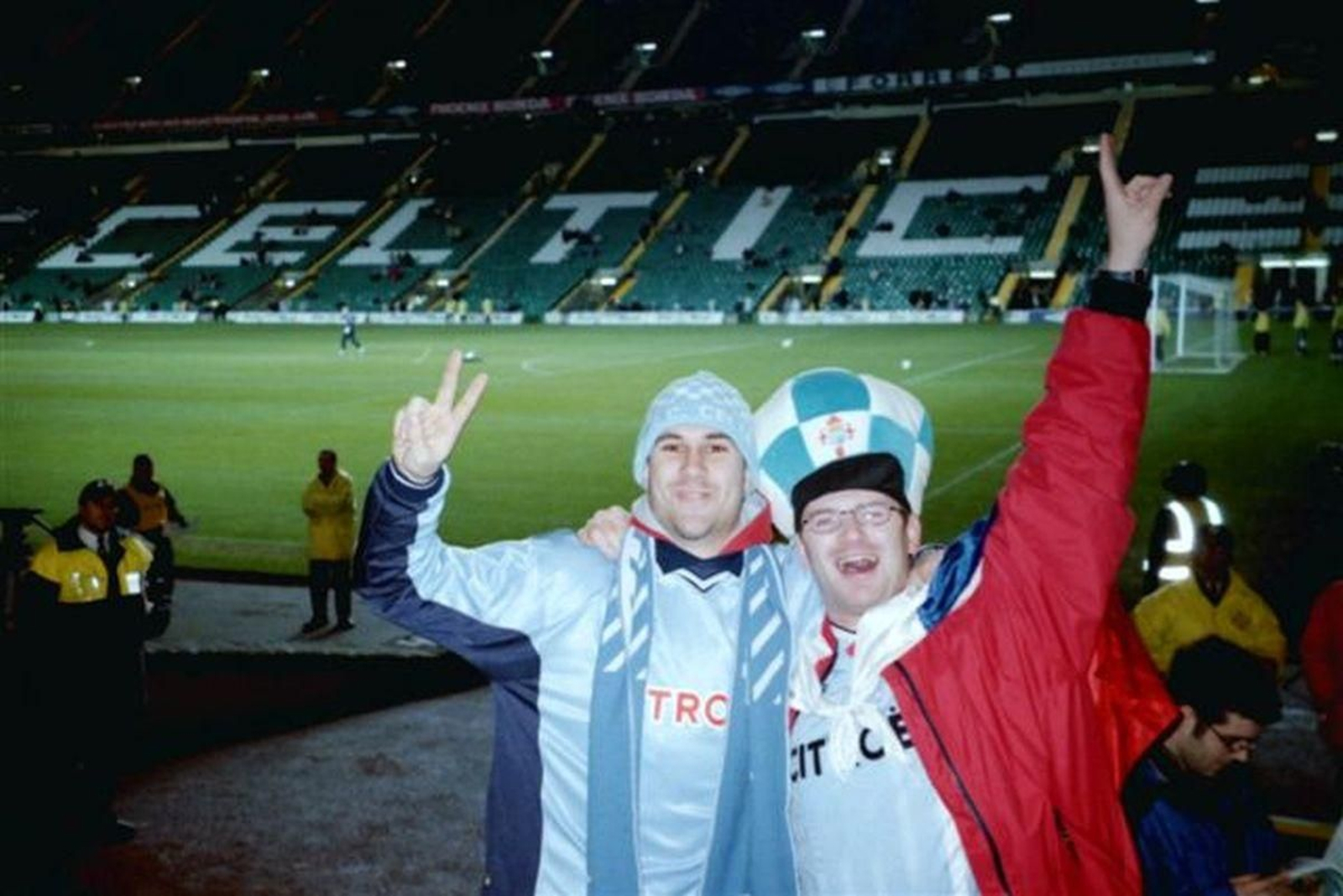 Lecci (derecha), junto a un compañero de la peña Baixo Miño, en Celtic Park durante el partido de 2002.