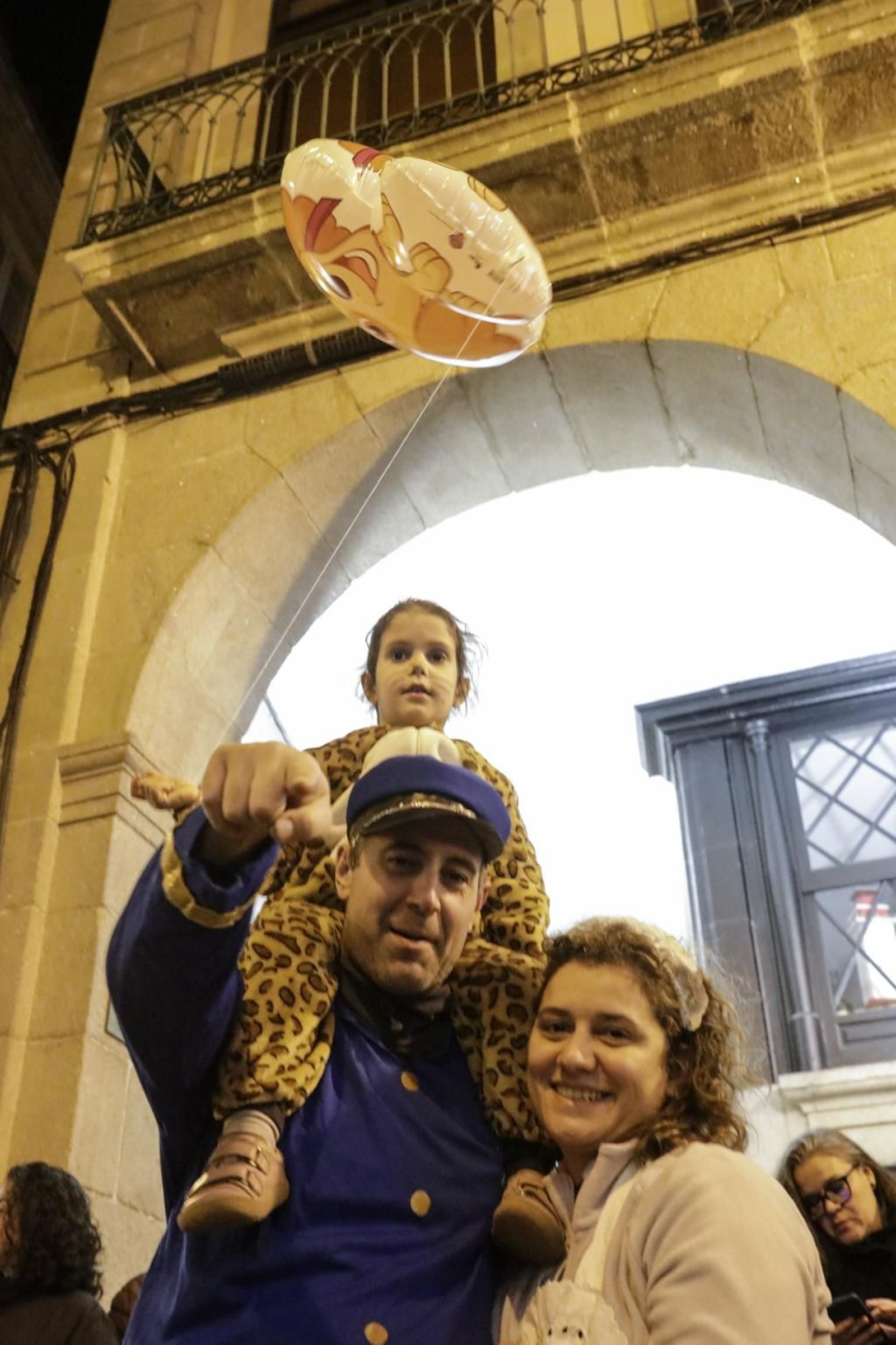 Galería | La ciudad respira Entroido en todas sus calles a la espera del desfile