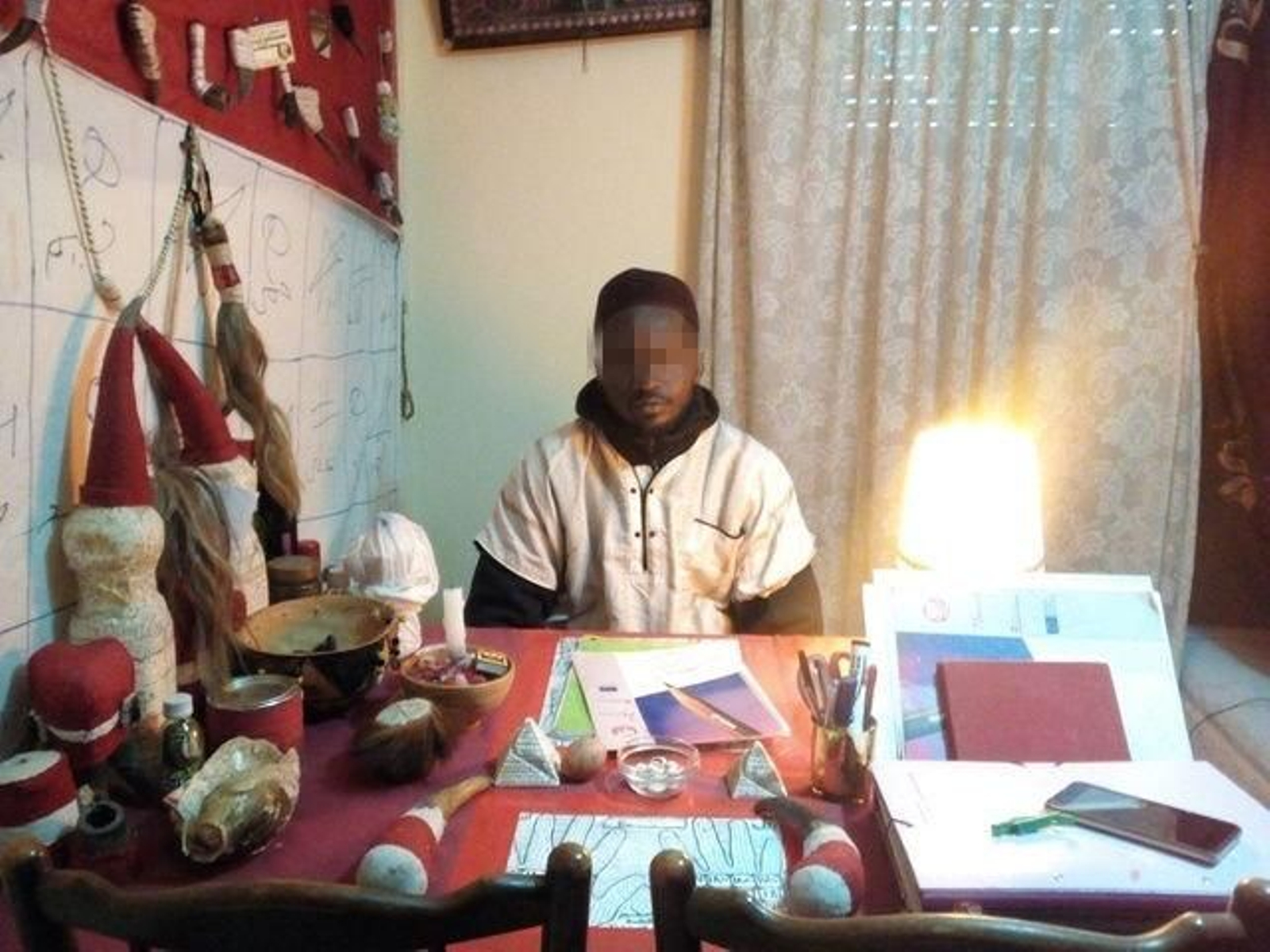 Los ‘maestros’ videntes y curaderos africanos se publicitan también en páginas de anuncios.