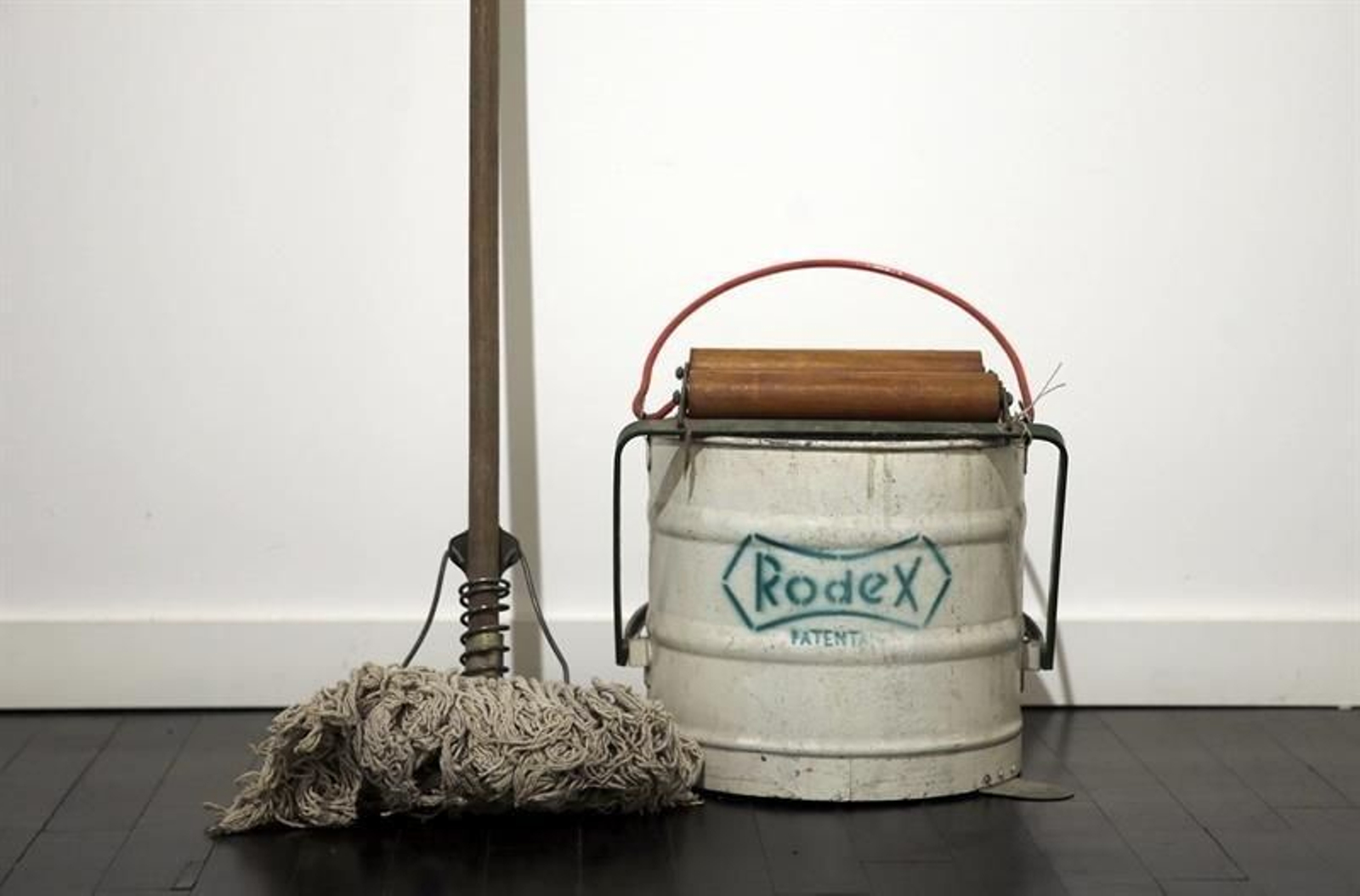 Detalle de la primera fregona diseñada por Manuel Jalón en 1956 que mañana será subastada, con un precio de salida de 300euros, en la casa de subastas Balclis de Barcelona.