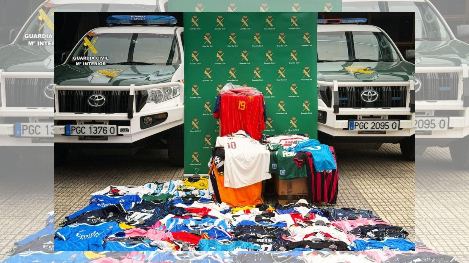 Intervenidas más de un millar de camisetas de fútbol falsificadas en una operación con cuatro investigados en Galicia.