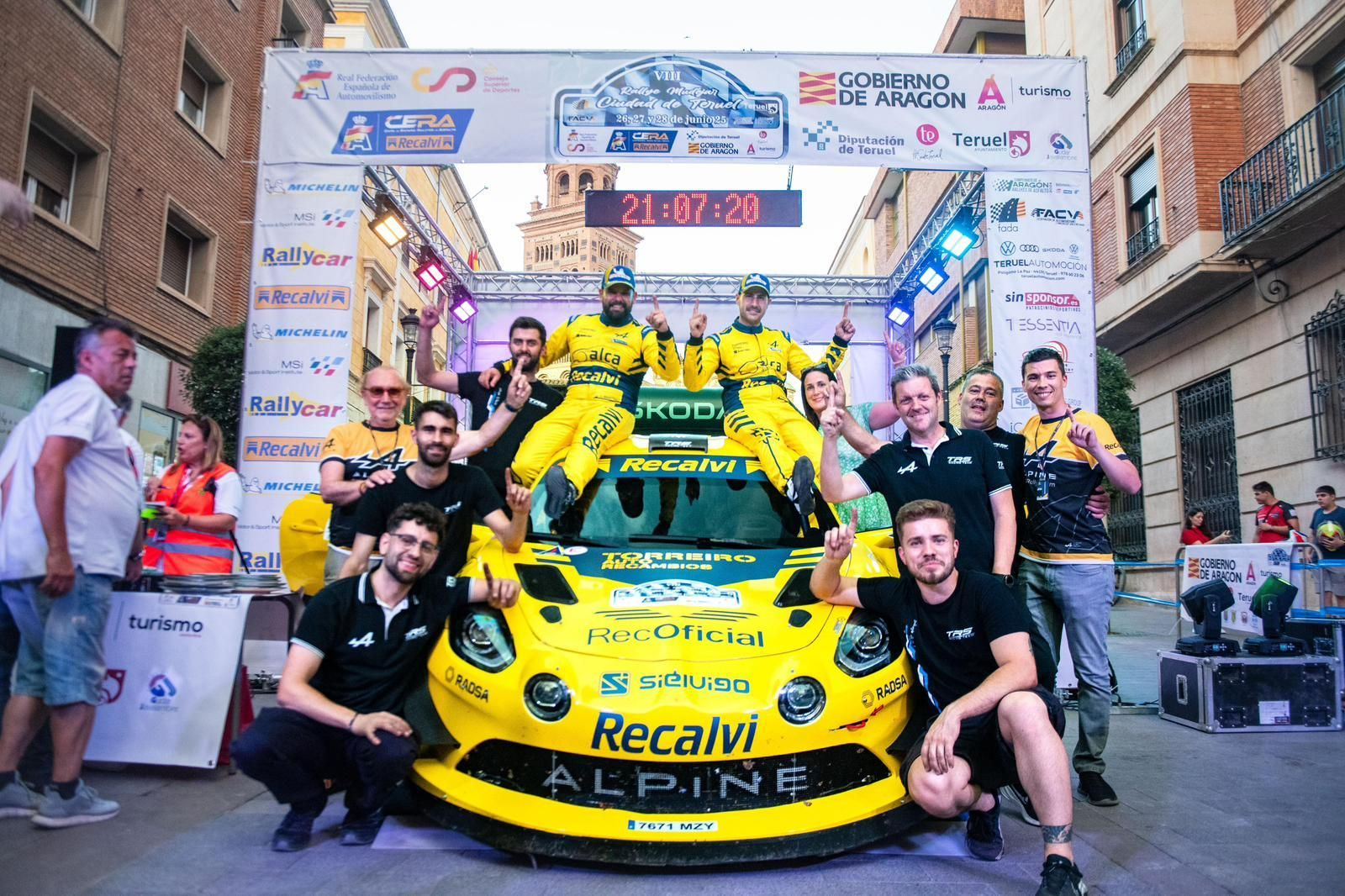 Martínez y Cagiao celebran, con todo el equipo del Recalvi Team, su reciente victoria en Teruel.