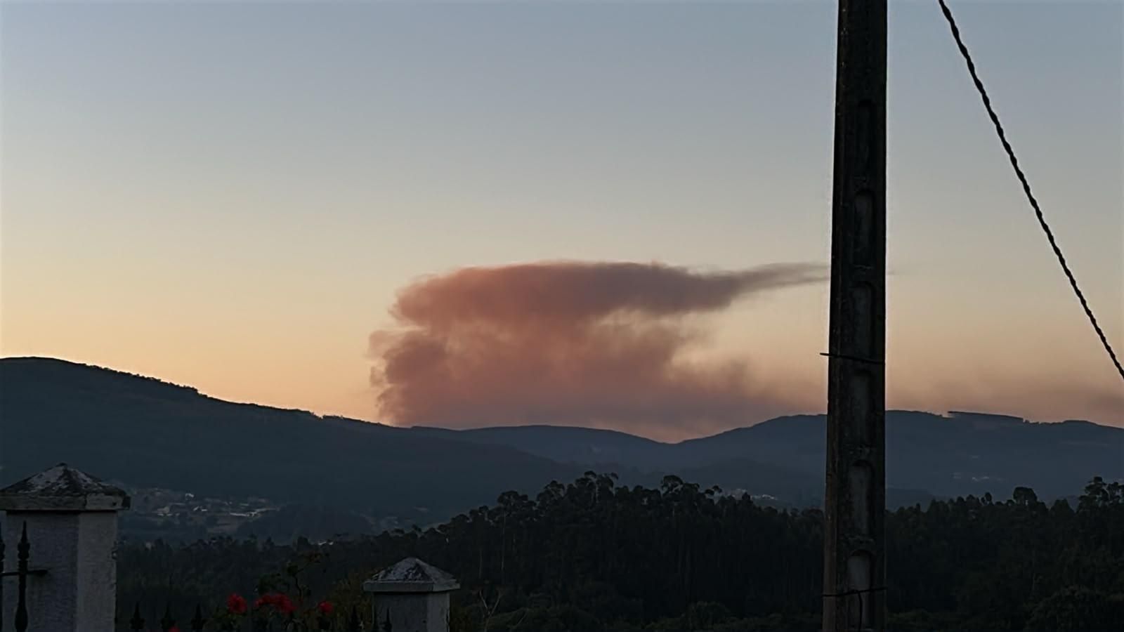 El incendio forestal en A Lama visto desde Cuntis.