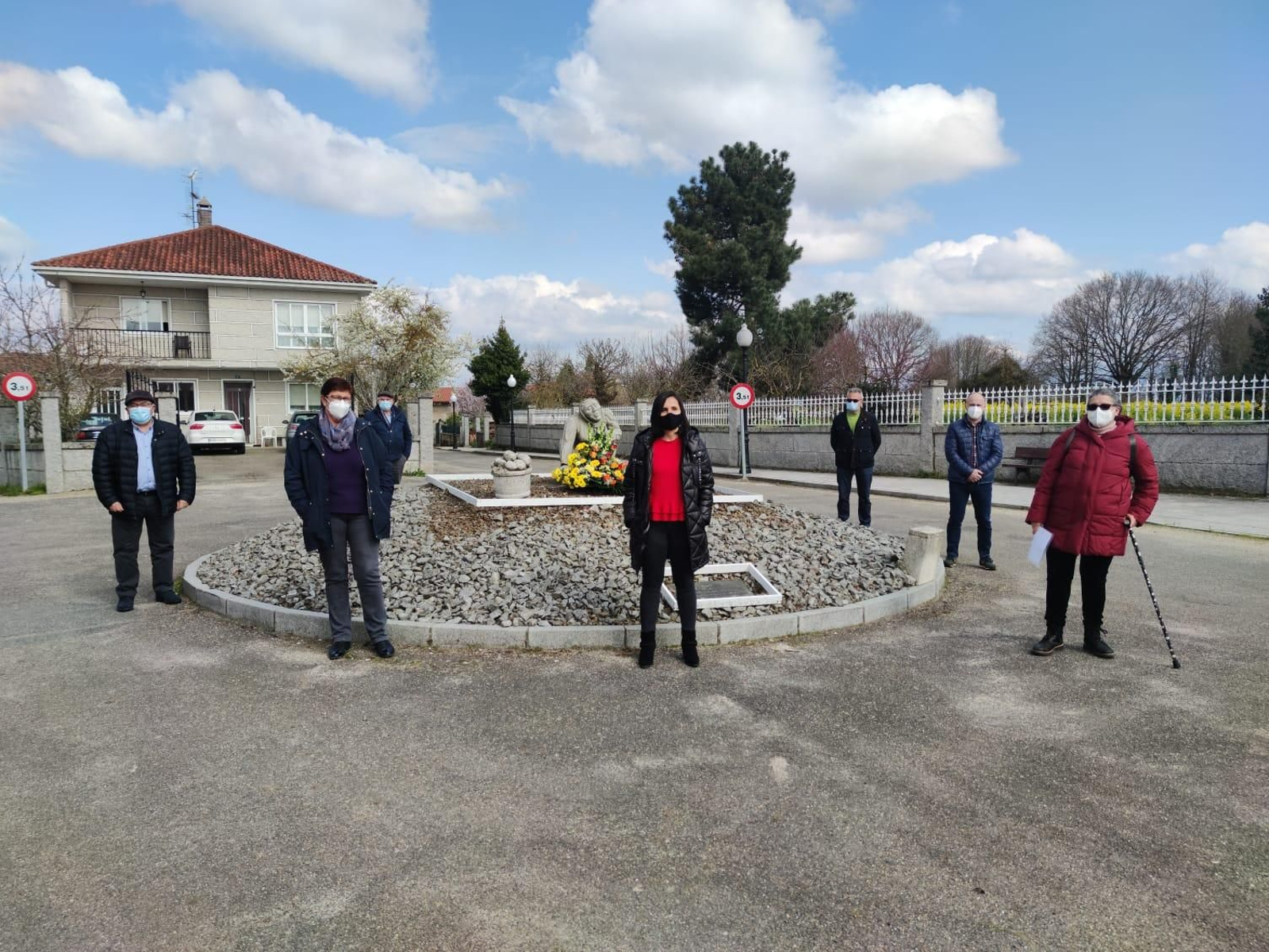 Las tres mujeres de la Coporación local, en primer plano, leyeron el manifiesto por el 8-M.