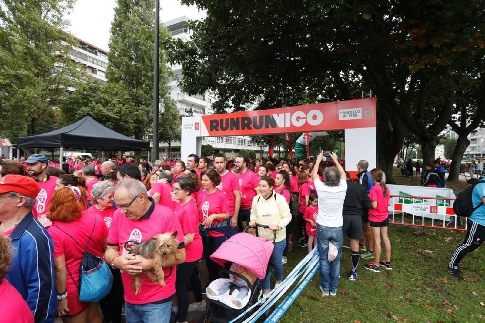 El color rosa abarrotó la Avenida de Castelao - JV Landín 189