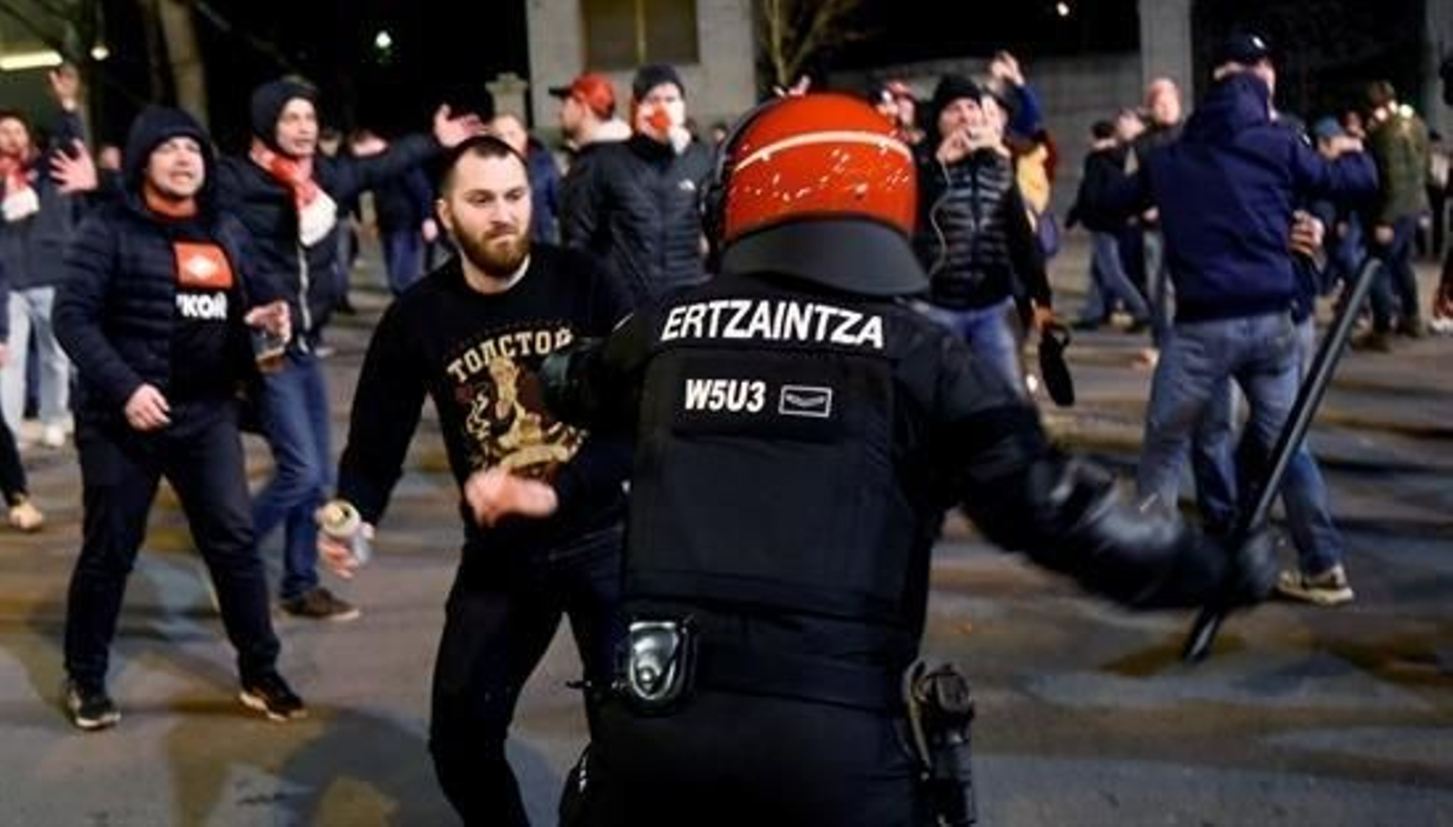 Altercados entre aficionados del Spartak de Moscú y la Ertzaintza momentos antes de comenzar el partido entre el Athletic Bilbao- Spartak de Moscú.