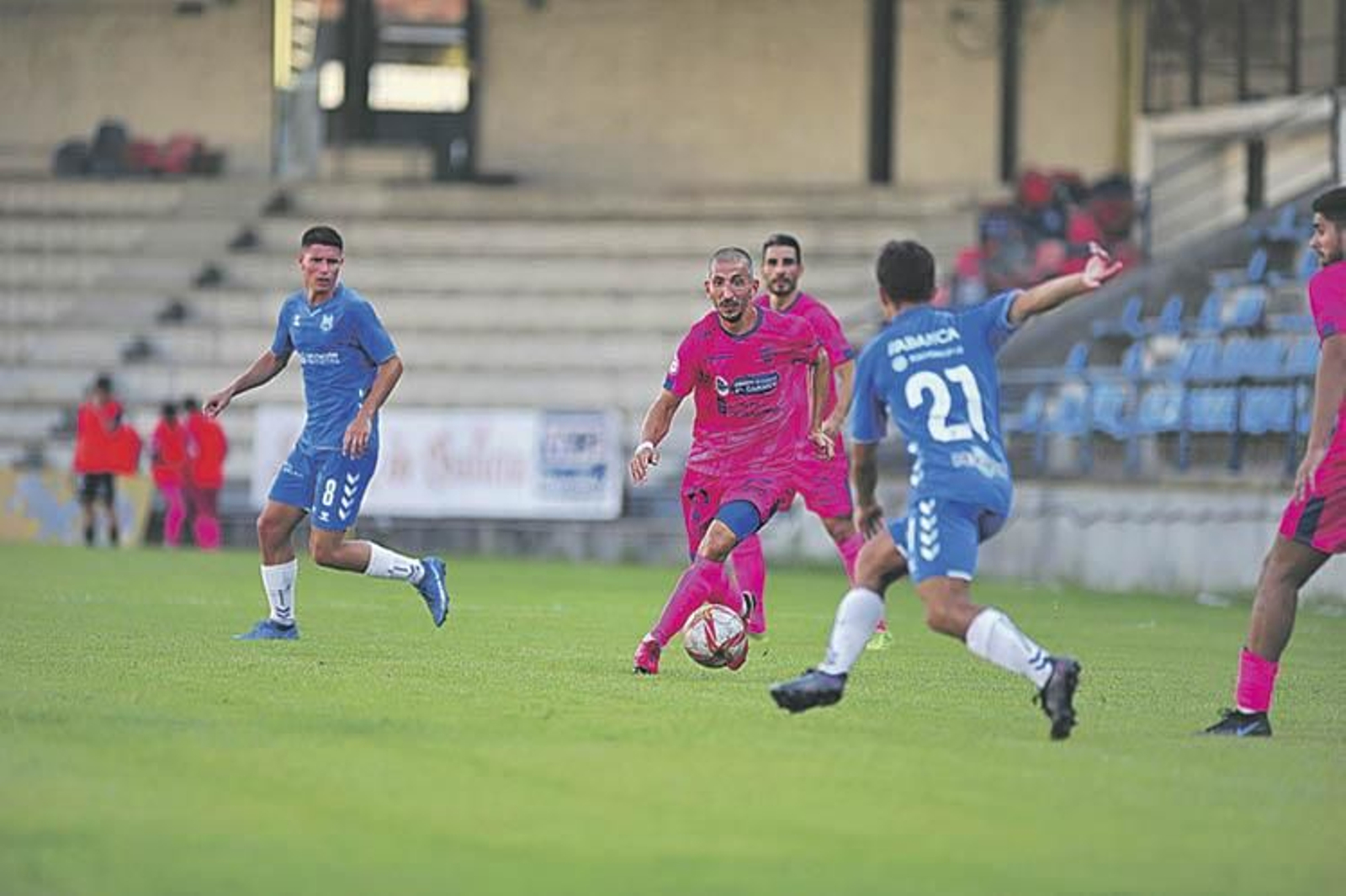 Manu Rodríguez conduce la pelota en el amistoso ante el Compostela. JOSÉ PAZ