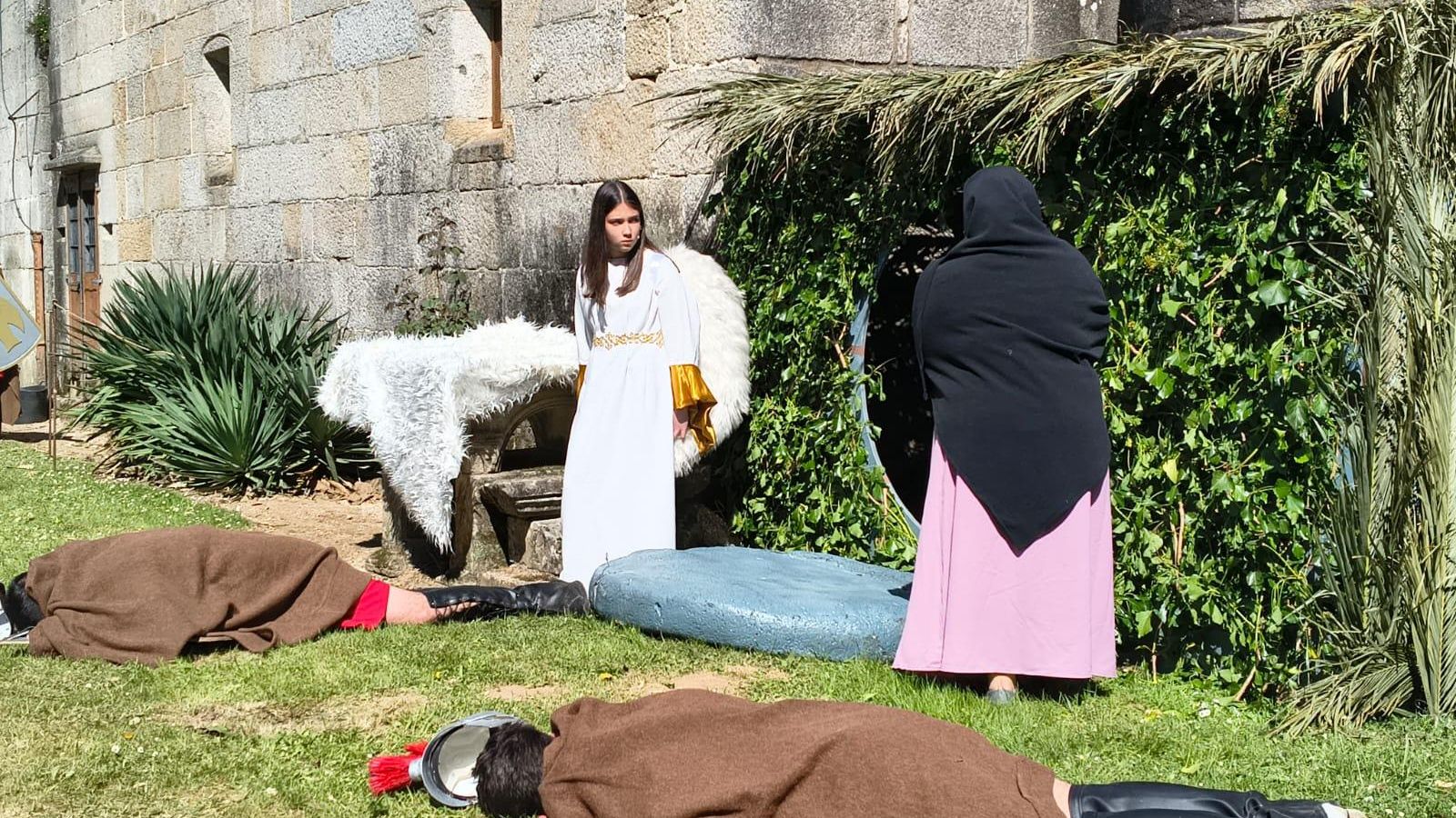 Un ángel sale del sepulcro para anunciar la Resurección a María Magdalena y Salomé, en el atrio de Santa María de Paradela.