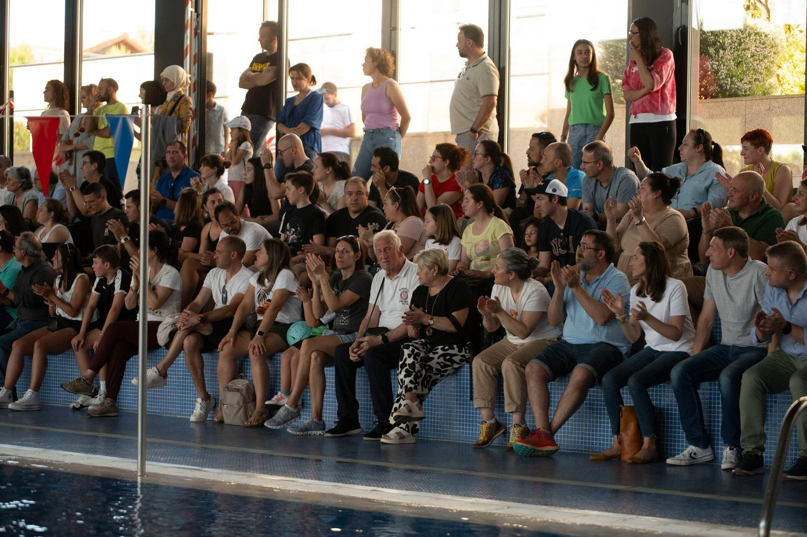 Familiares apoyando a los participantes.