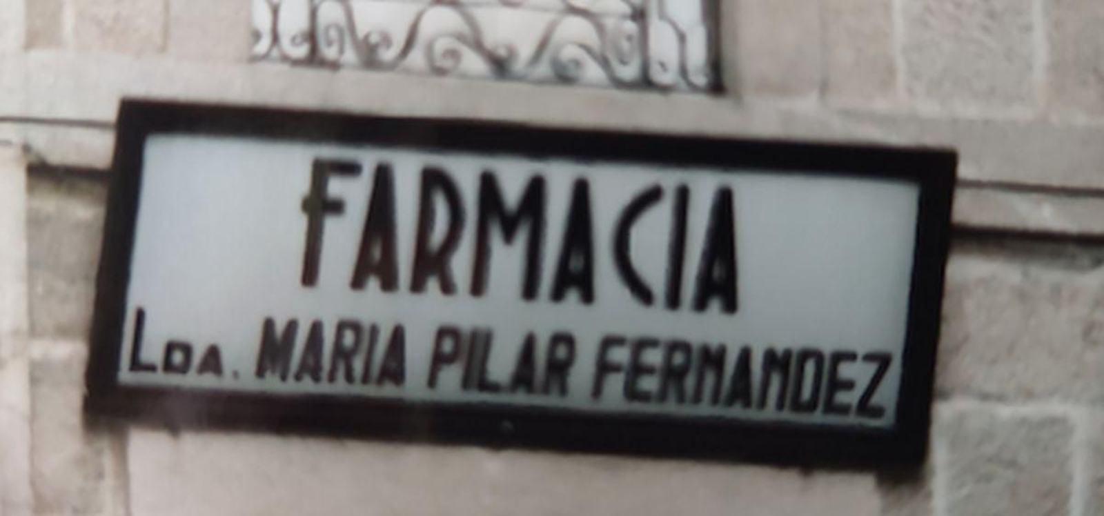La farmacéutica Pilaríta de la calle de Las Tiendas tenía una mesa camilla en la ventana en la que se celebraban tertulias a la vieja usanza de las boticas.