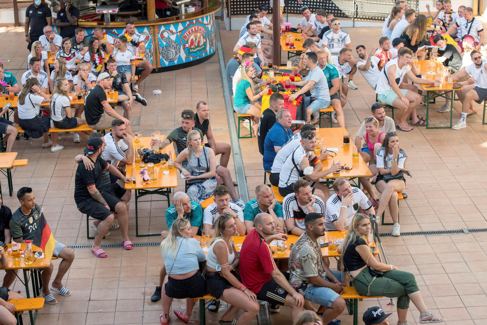 Turistas alemanes pendientes, desde Palma de Mallorca, de sus representantes olímpicos.