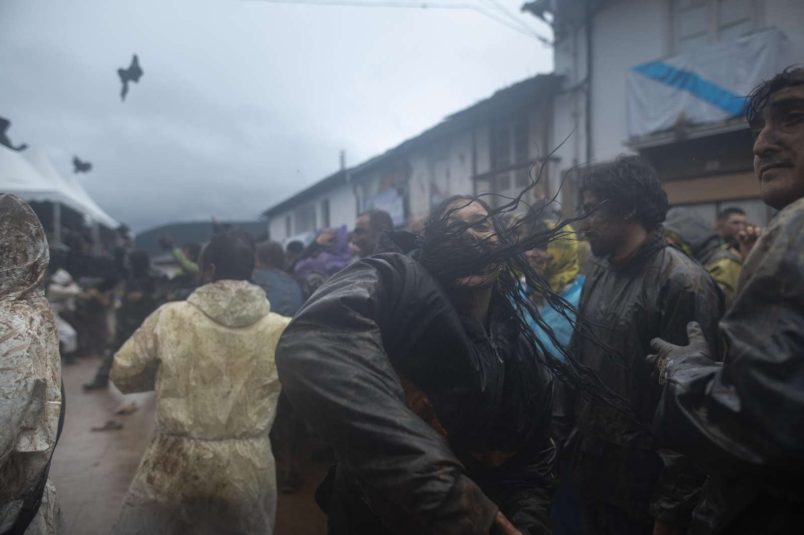Galería | La farrapada conquista Laza antes de la salida de los Peliqueiros