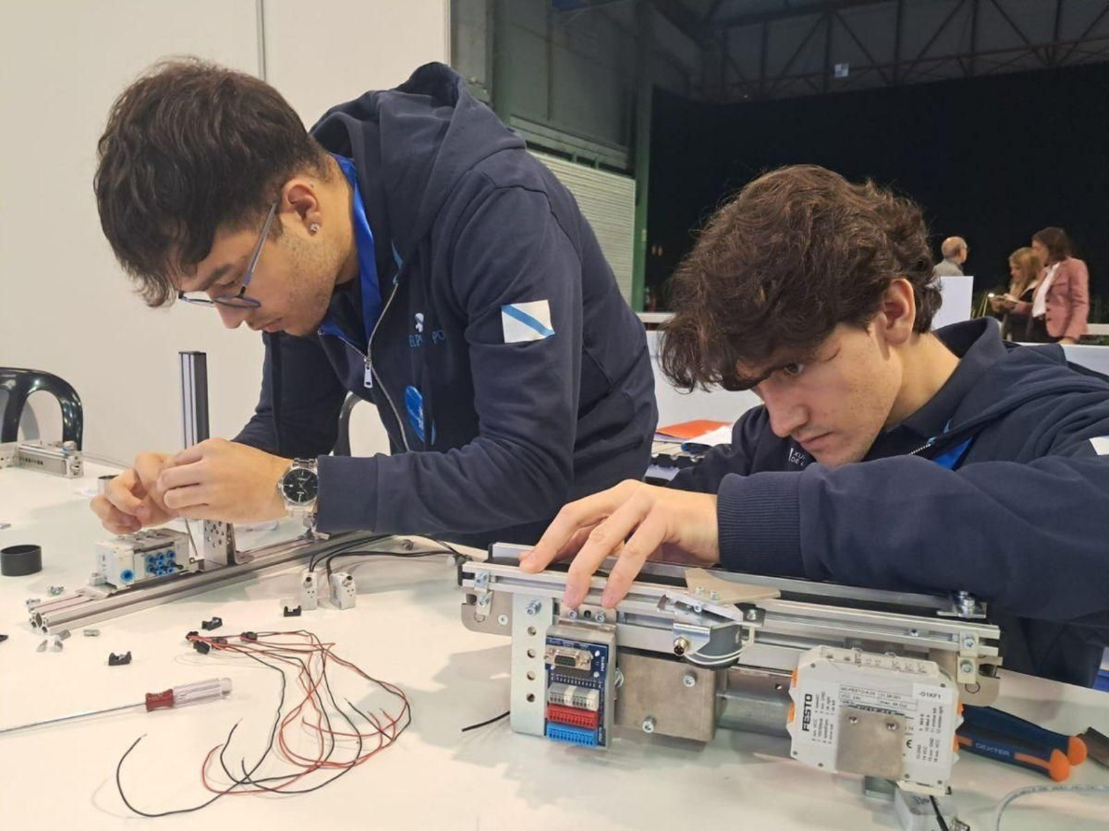 Pablo Benades (izq.), durante su prueba de Instalaciones Eléctricas en Silleda.