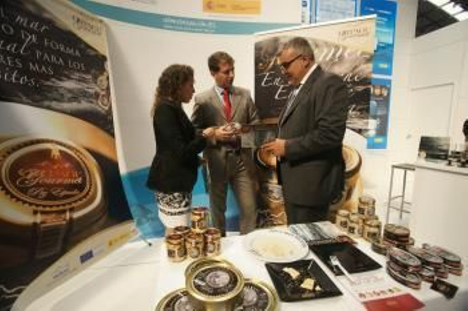 Los productores guardeses exhiben sus productosde pez espada en la feria.