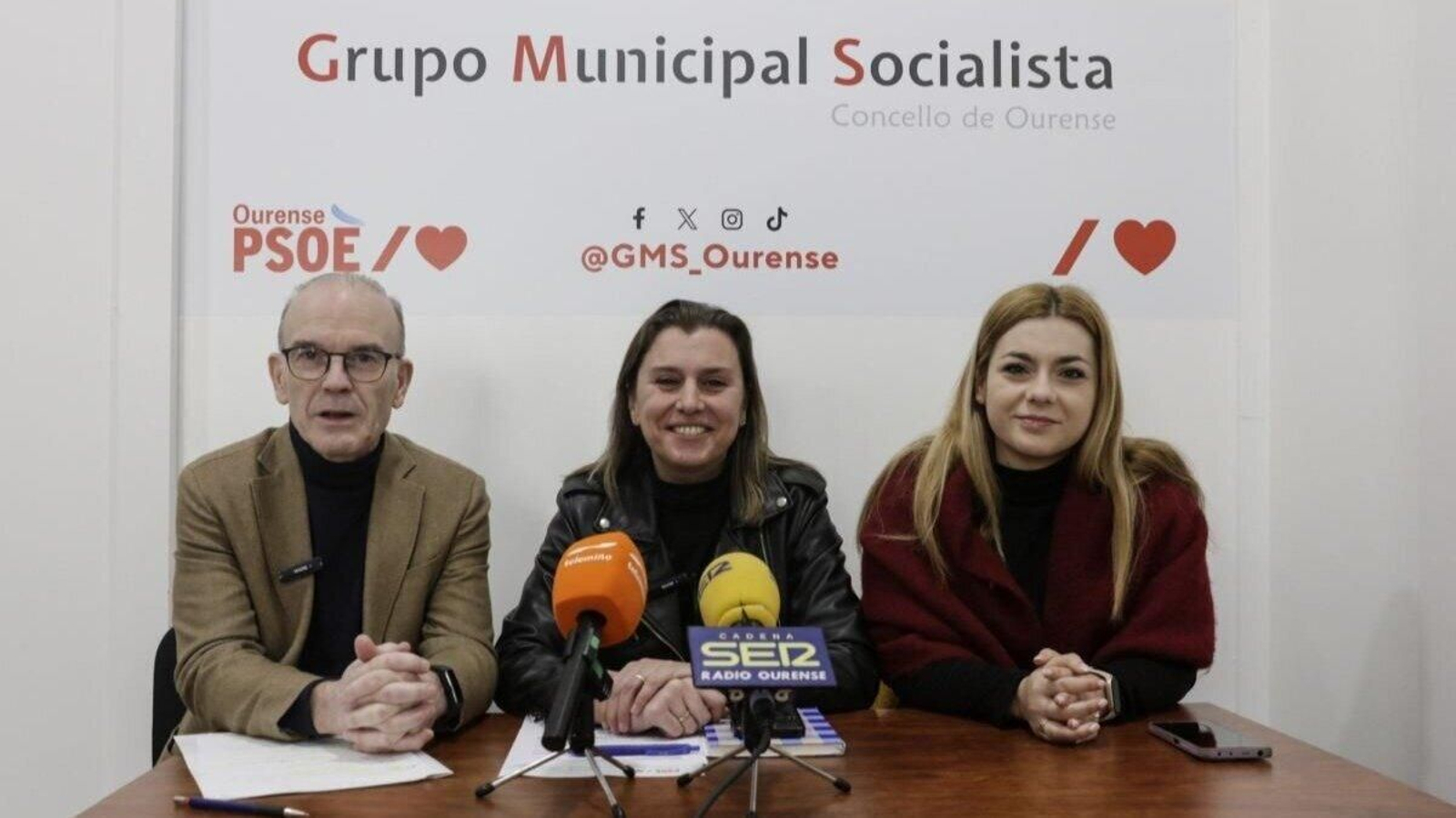 José Ángel Vázquez Barquero, Natalia González y Alba Iglesias, ayer en la sede socialista.  | Foto: Iago Cortón
