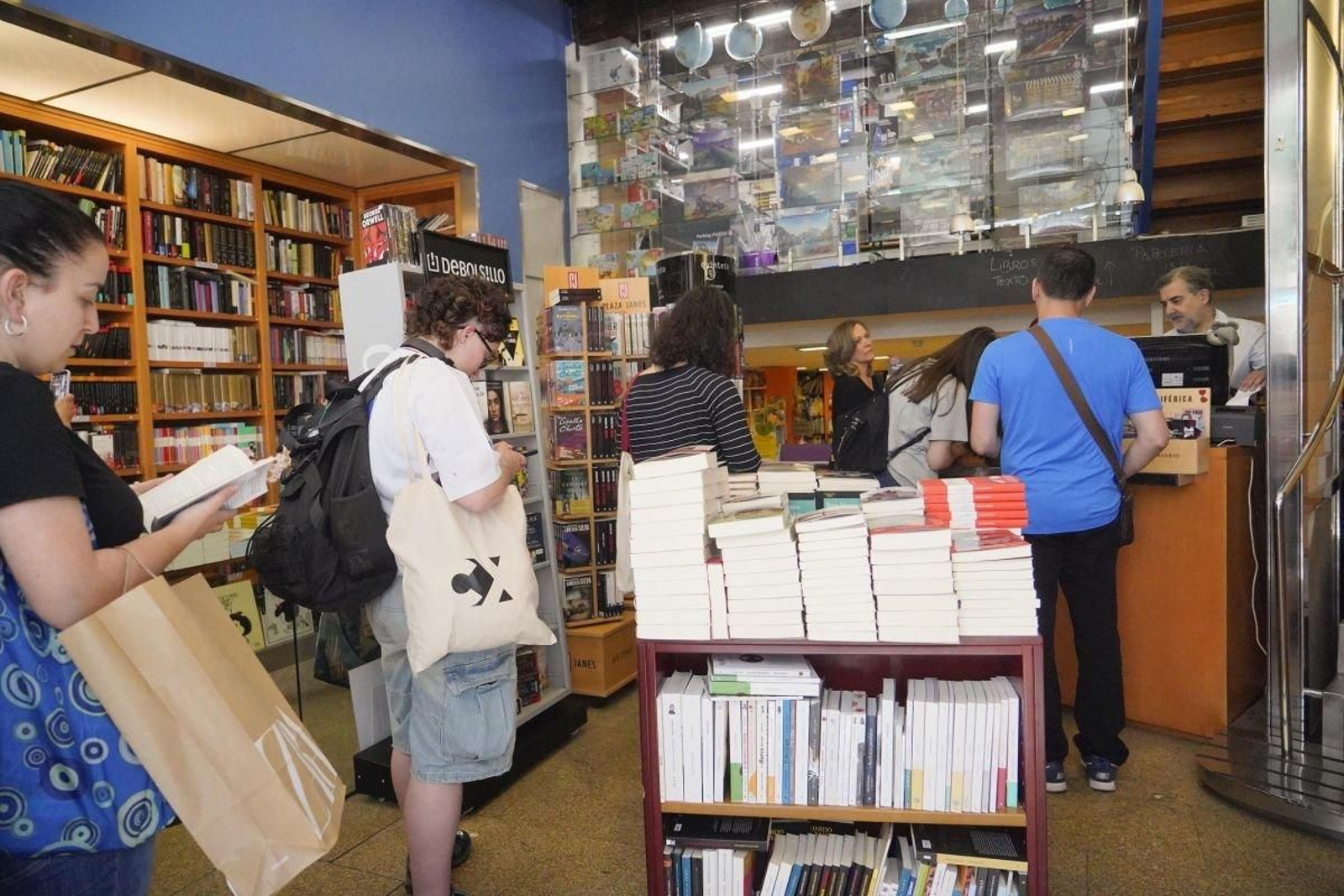 El movimiento de clientes en Librouro fue constante durante todo el día.