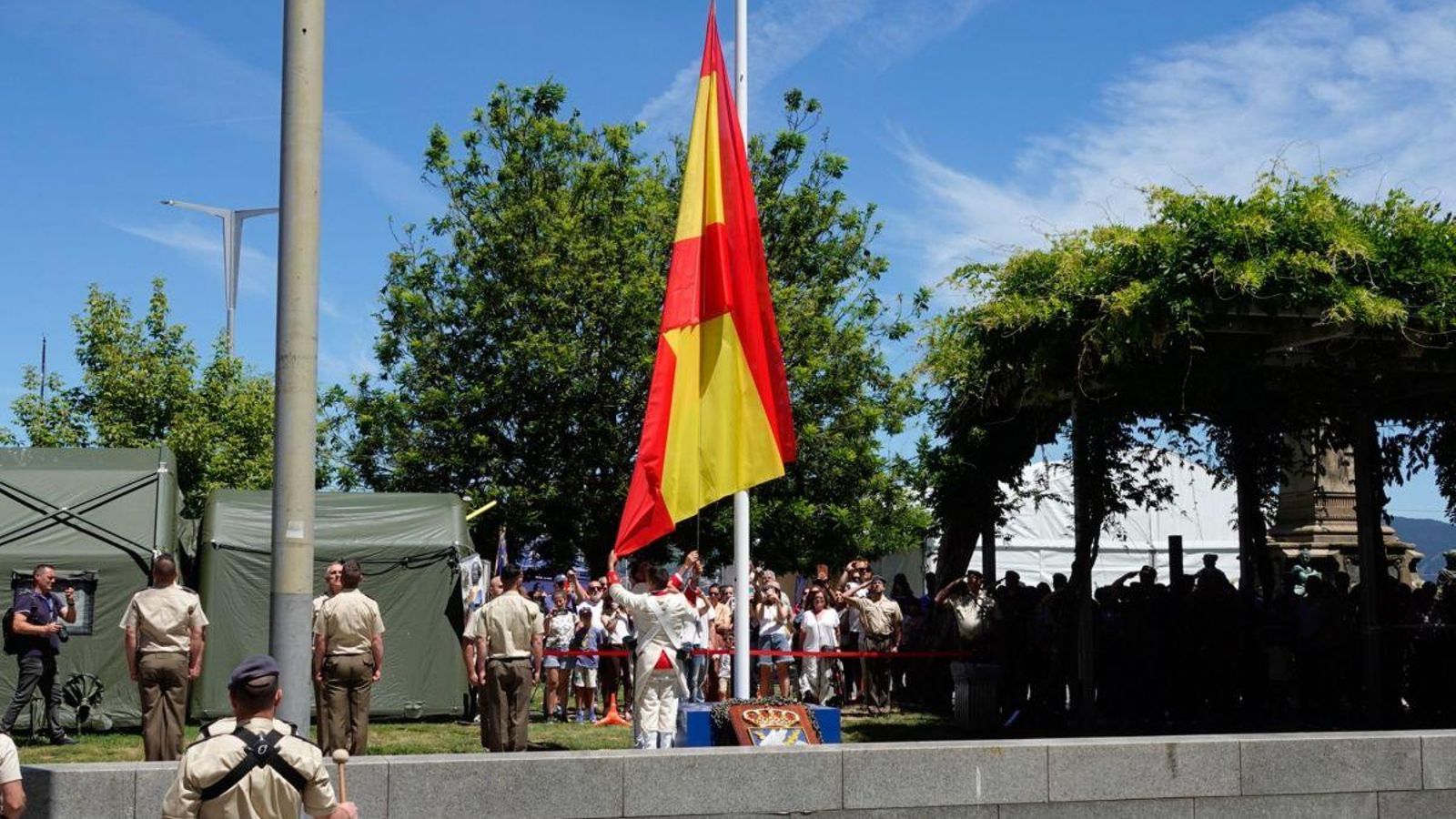La bandera dejó ayer de ondear en As Avenidas con el acto de clausura