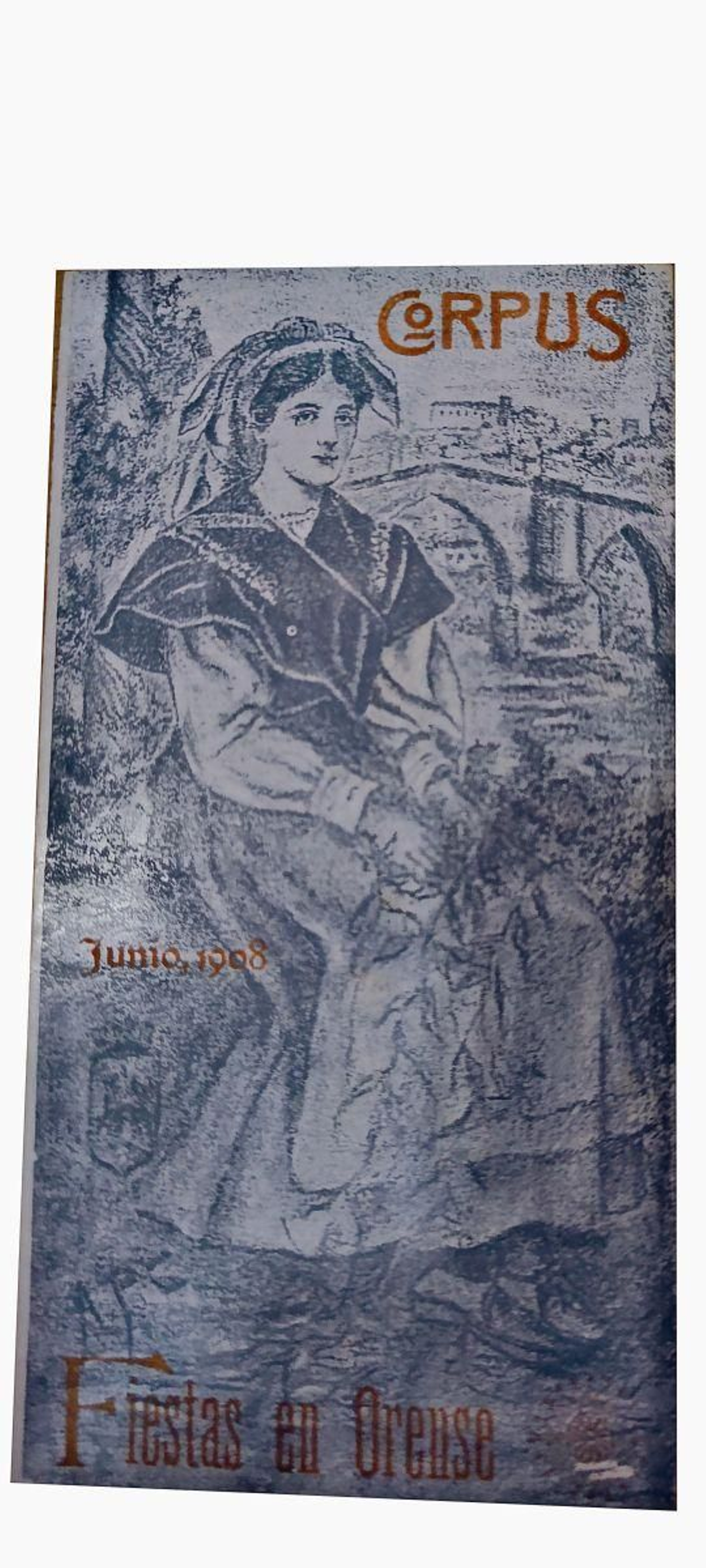 En blanco y negro con la ciudad al fondo y una chica enxebre.