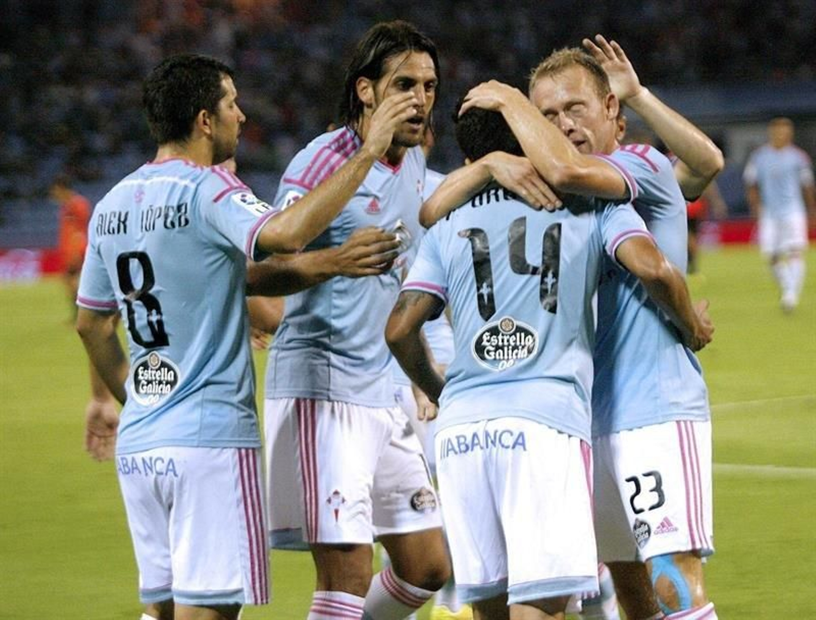 El delantero chileno del Celta de Vigo Fabián Orellana (2d) celebra su gol