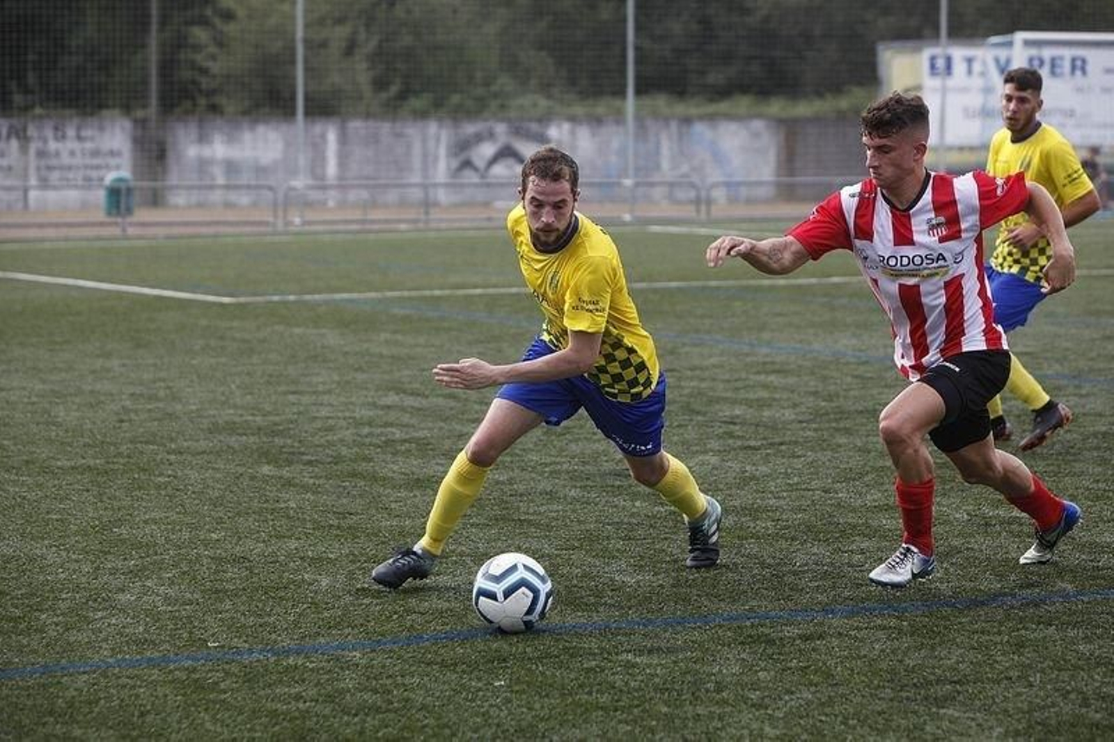 Una de las acciones del partido entre el Polígono y el Juvenil de Ponteareas. (MIGUEL ÁNGEL).