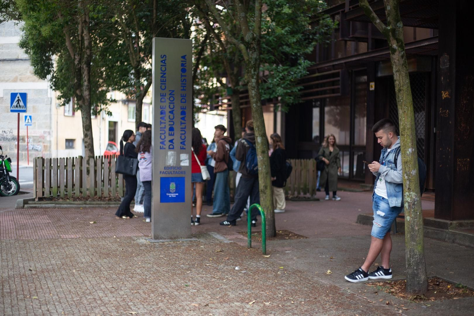 Alumnos delante de la Facultade de Historia.
