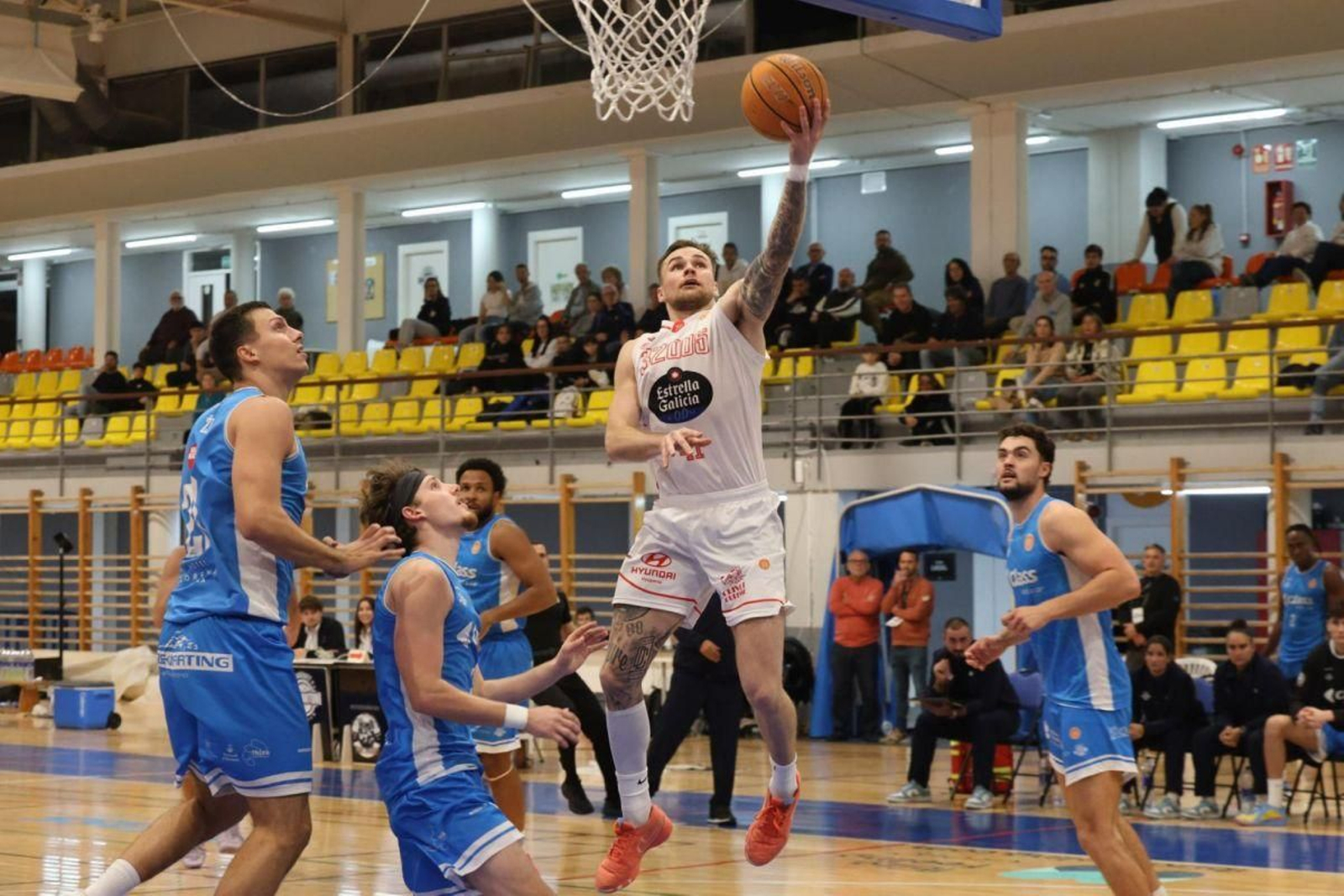 Carlos Jürgens trata de anotar una canasta.