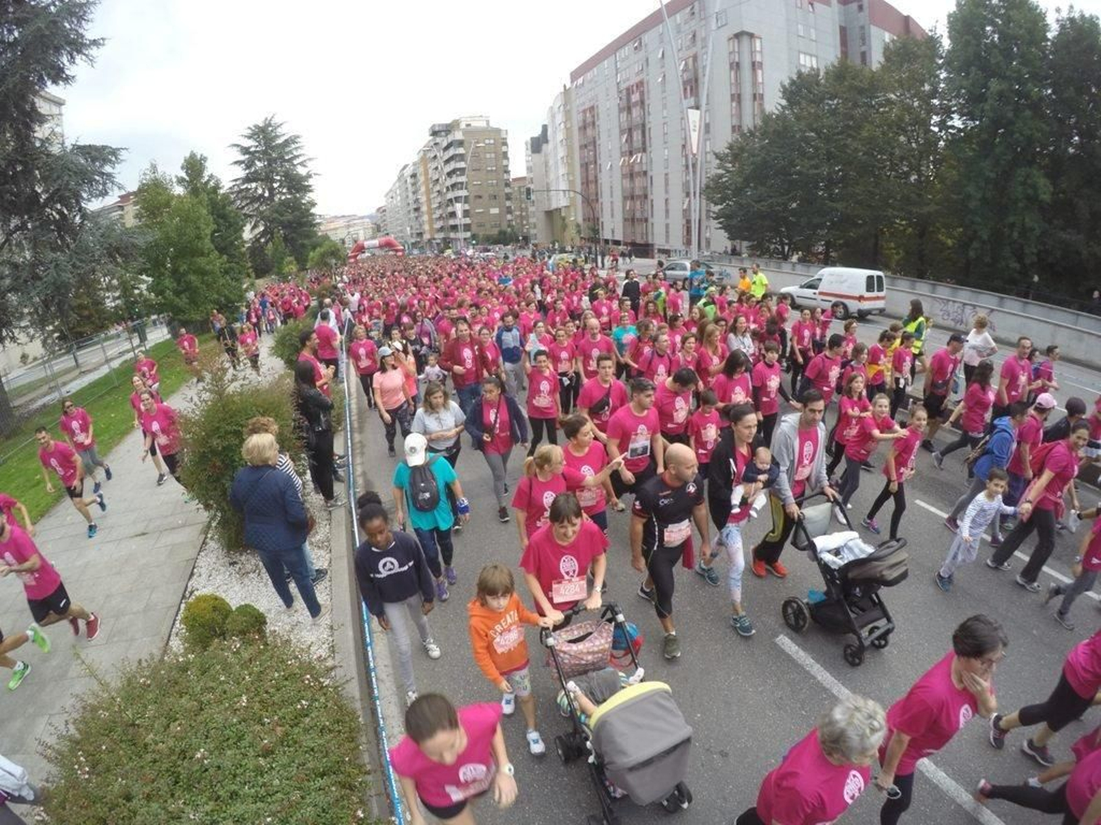 El color rosa abarrotó la Avenida de Castelao - JV Landín 214