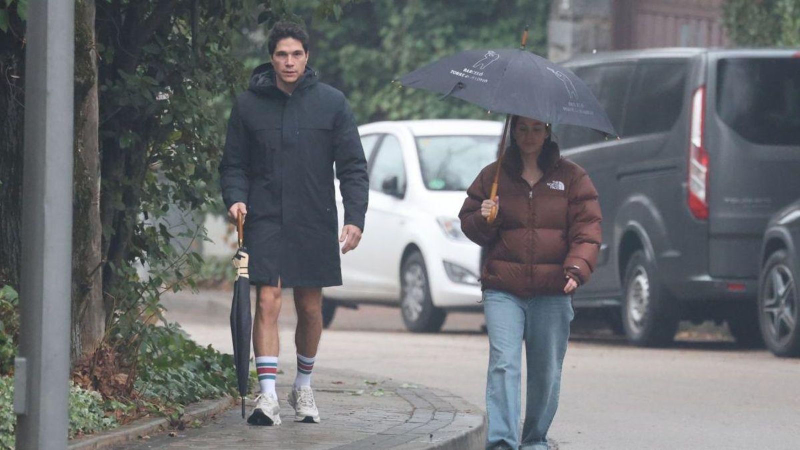 Pablo Castellano y María Pombo caminando tranquilos por la calle.